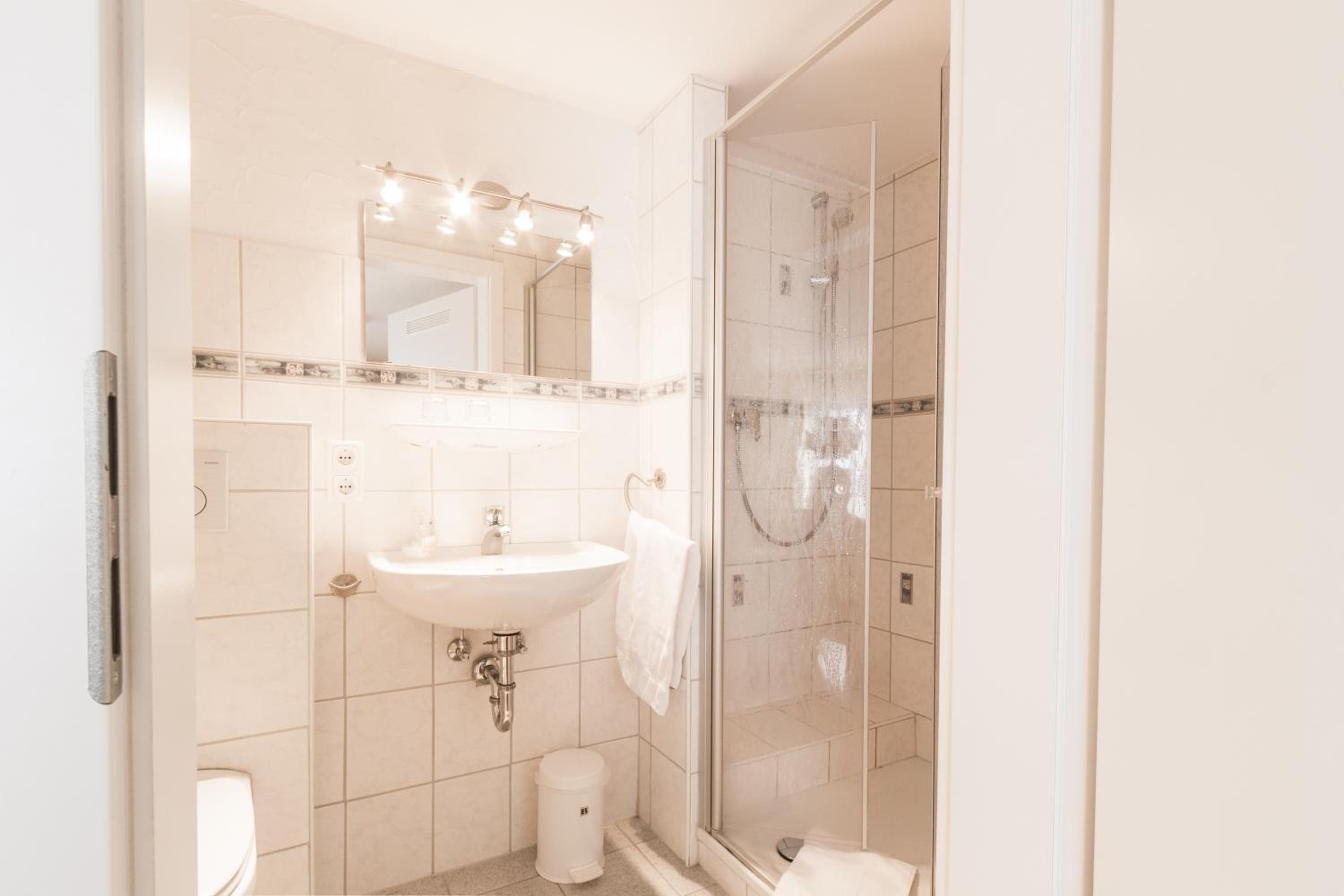 Double Room with Private Bathroom - Photo 3