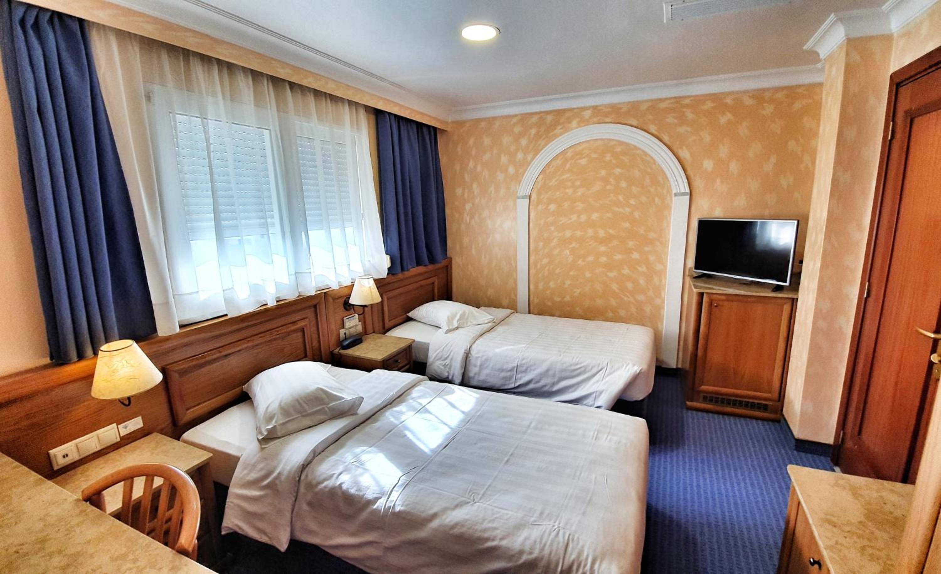 Twin Room - Photo 11