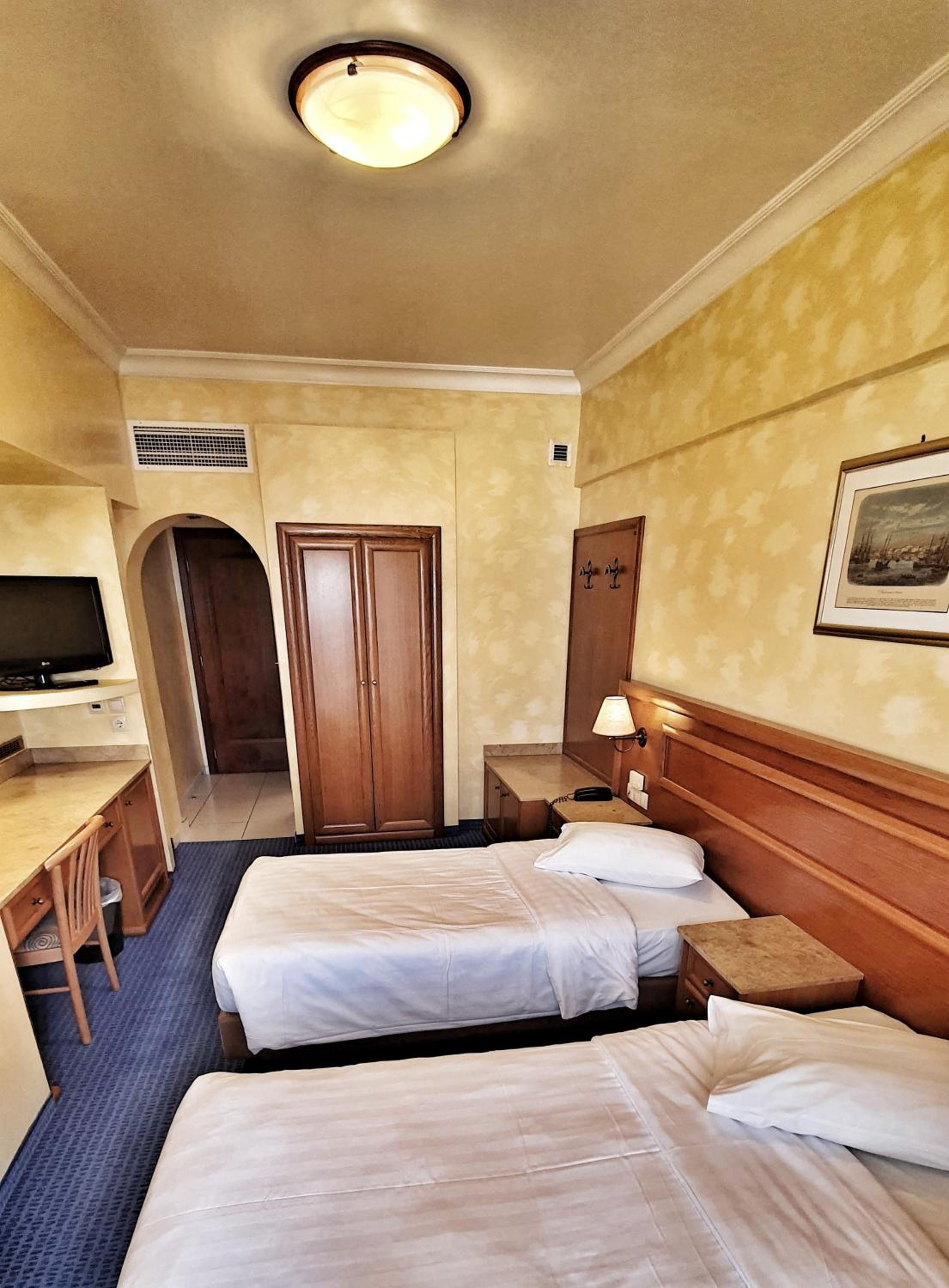 Twin Room - Photo 6