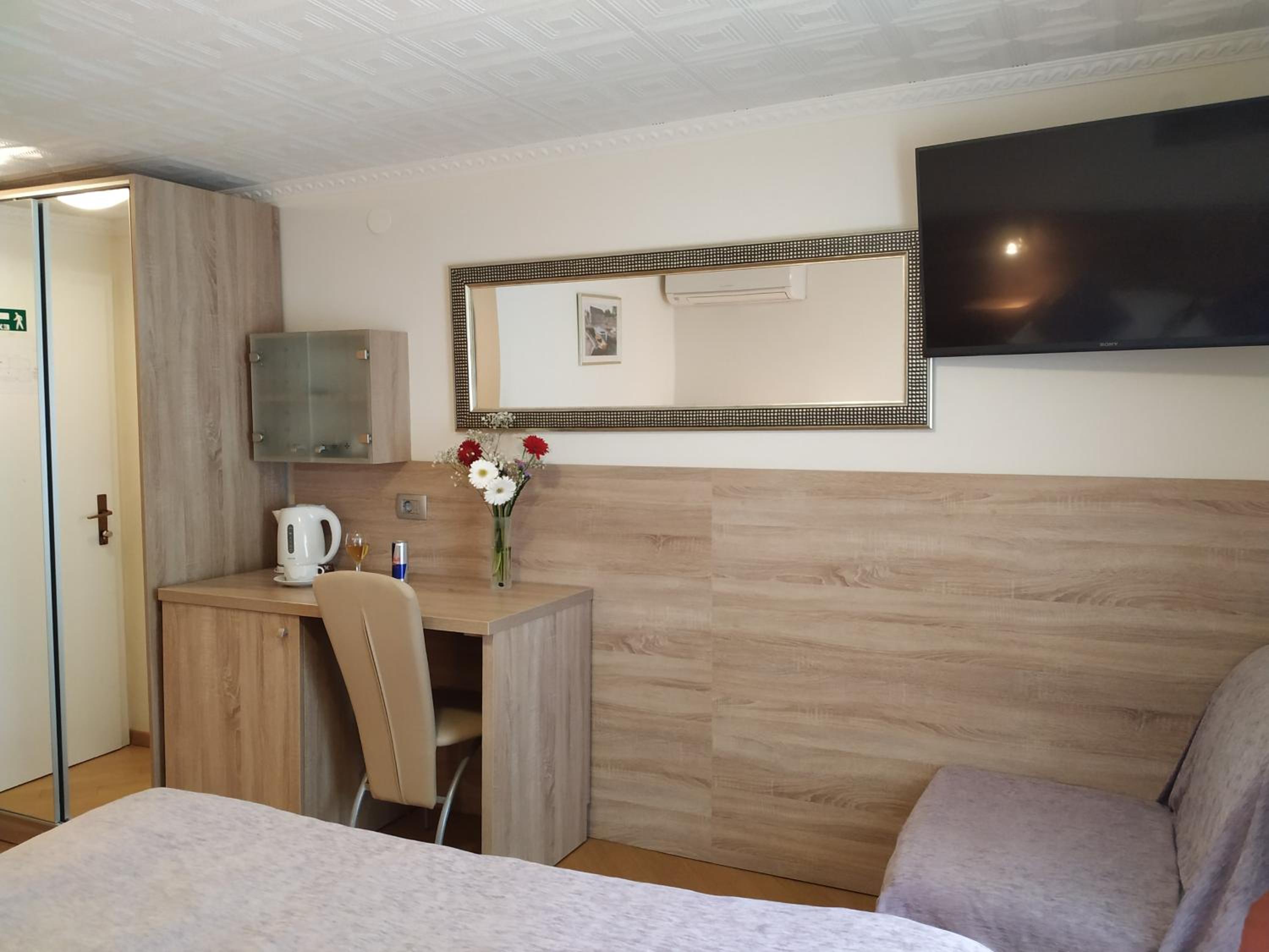 Double or Twin Room with City View photo 2