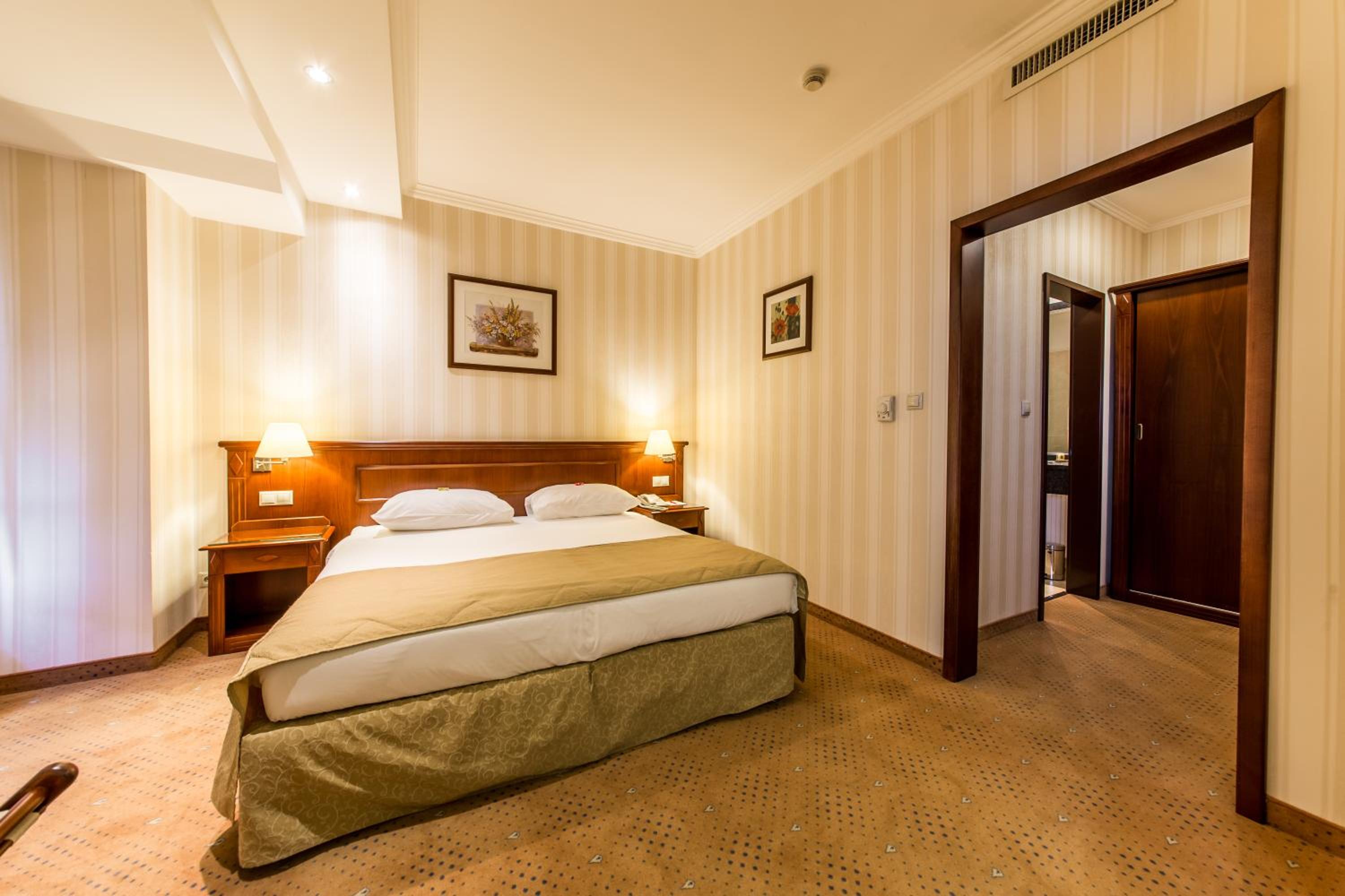 1 King Bed Non Smoking Suite