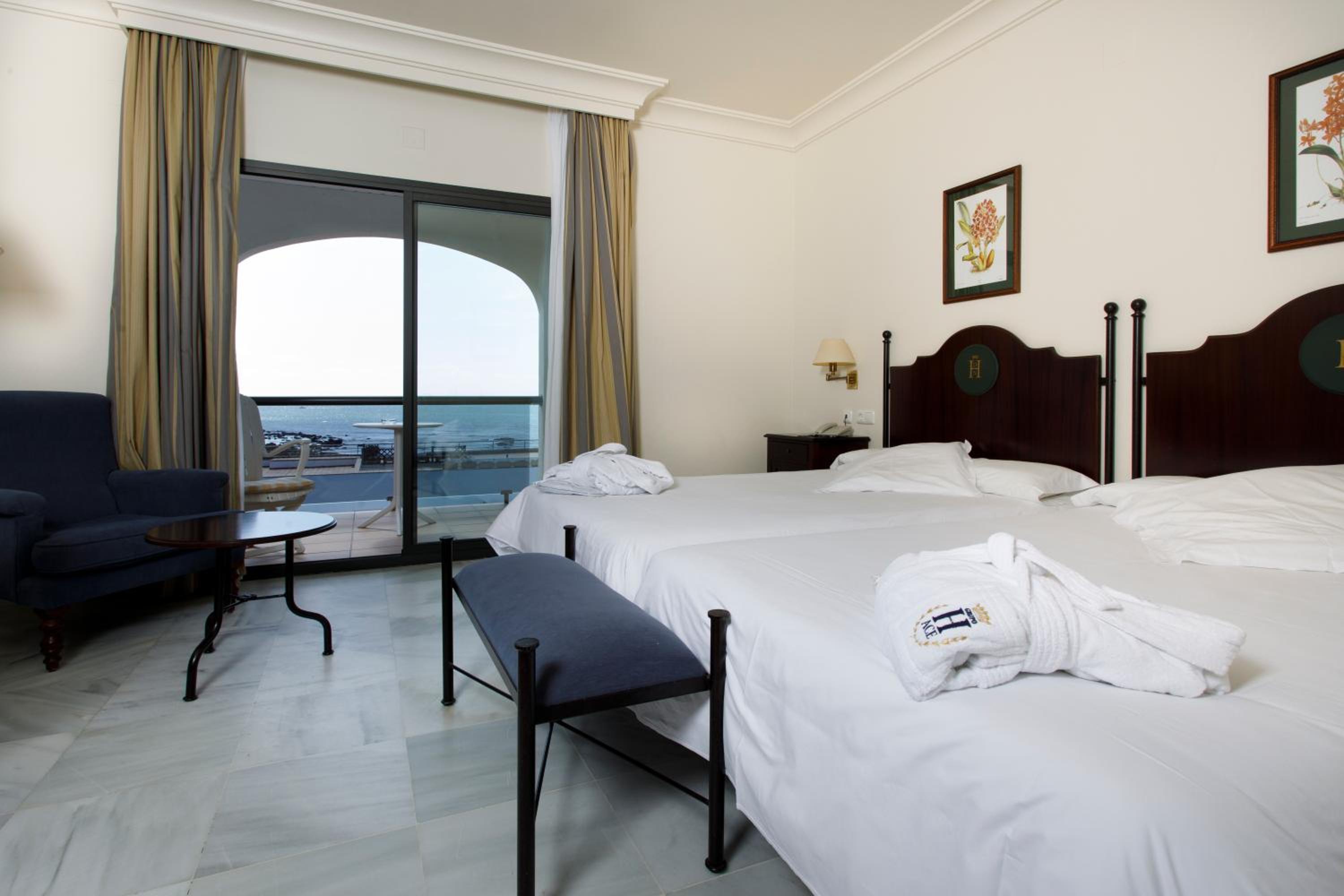 Standard Twin Room with Sea View - Photo 7