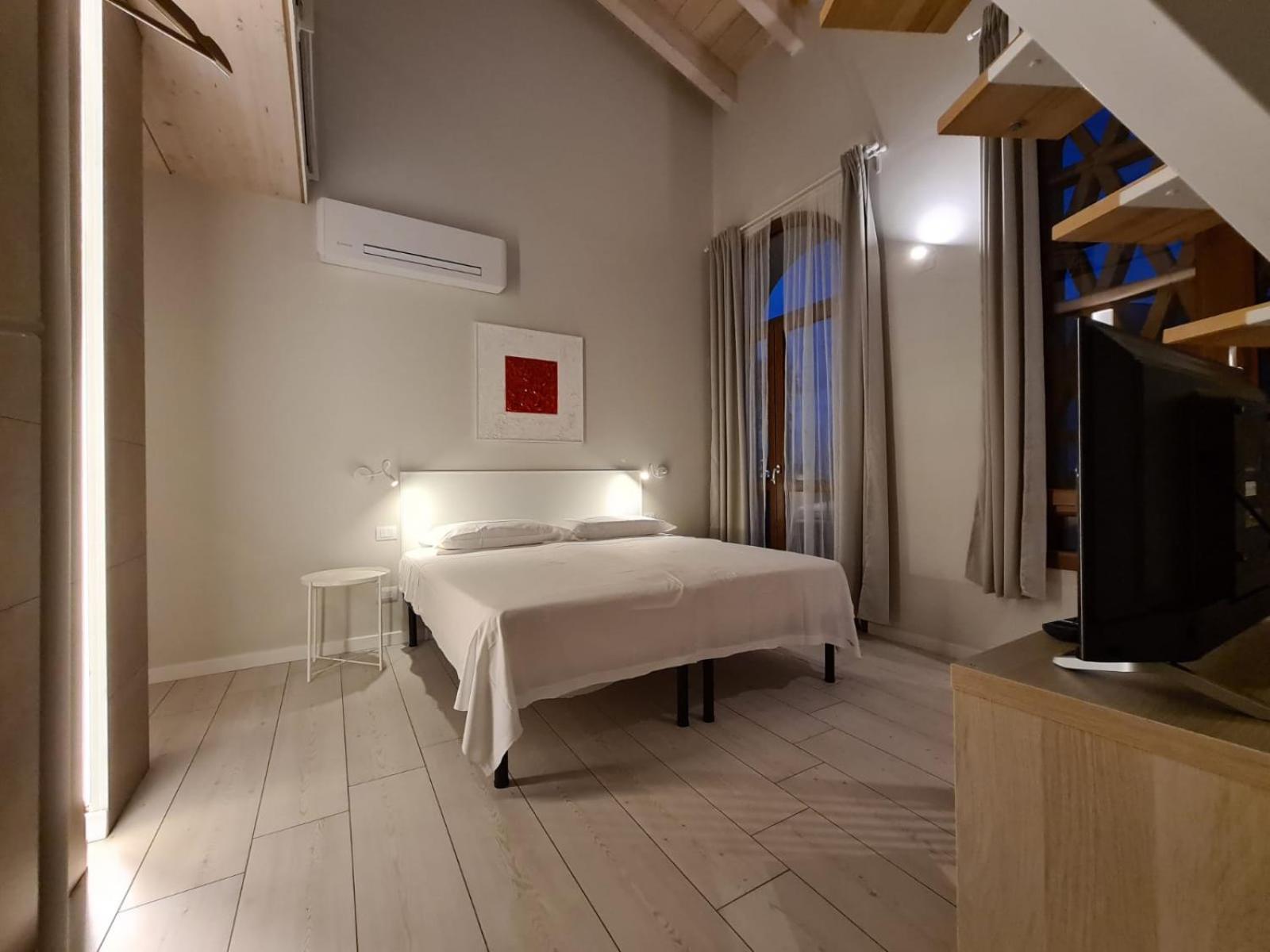 Double Room with Private Bathroom - Photo 9