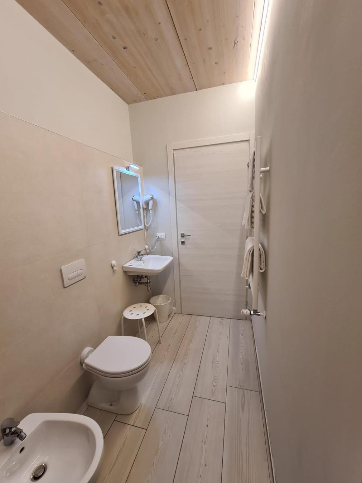 Double Room with Private Bathroom - Photo 7