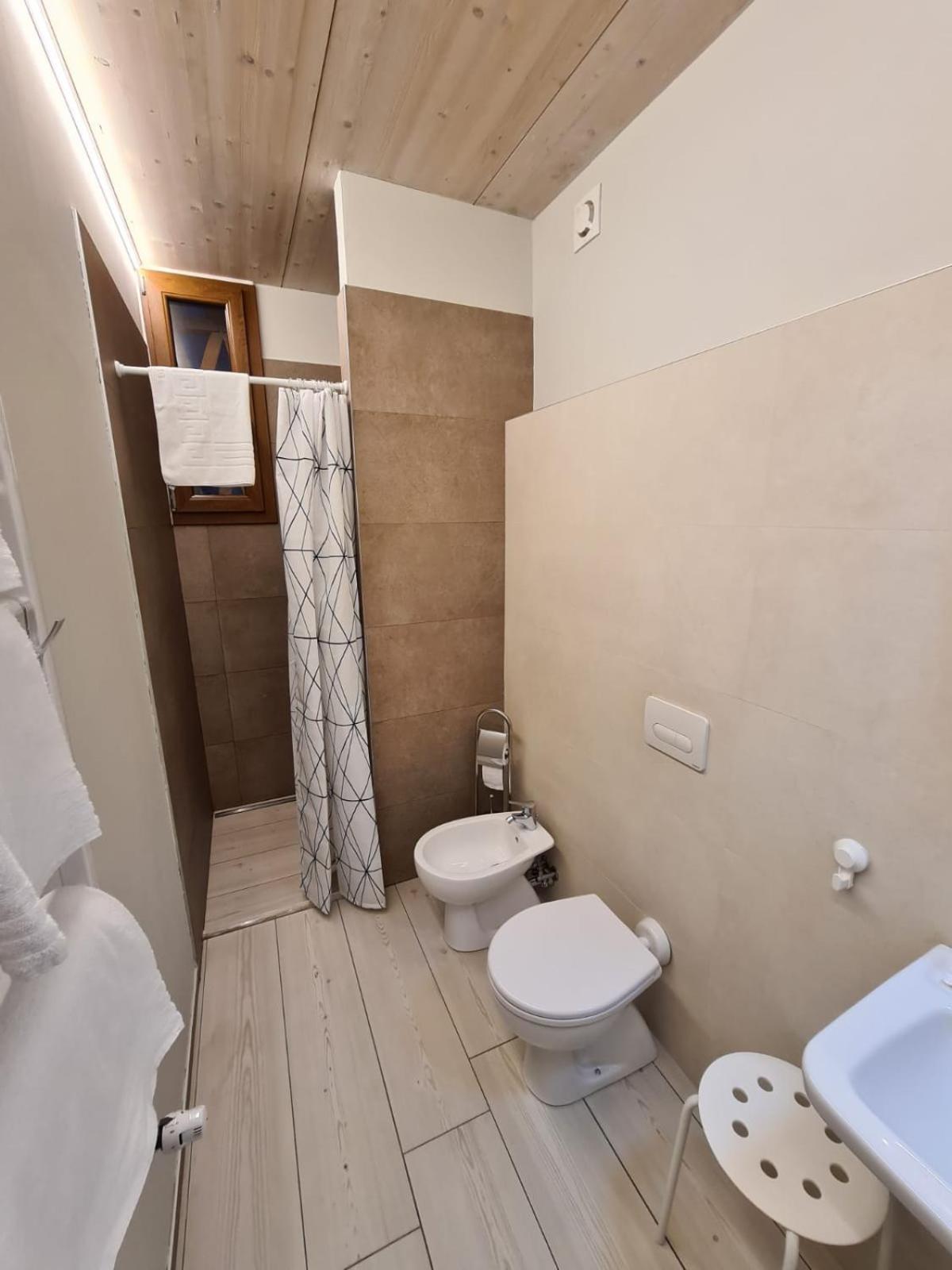 Double Room with Private Bathroom - Photo 8