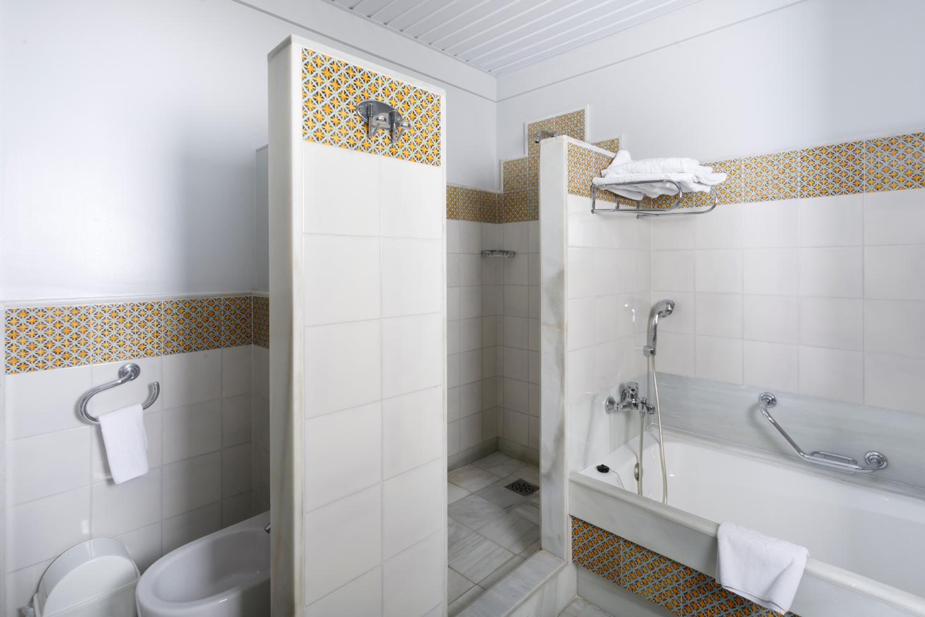Standard Twin Room with Sea View - Photo 8