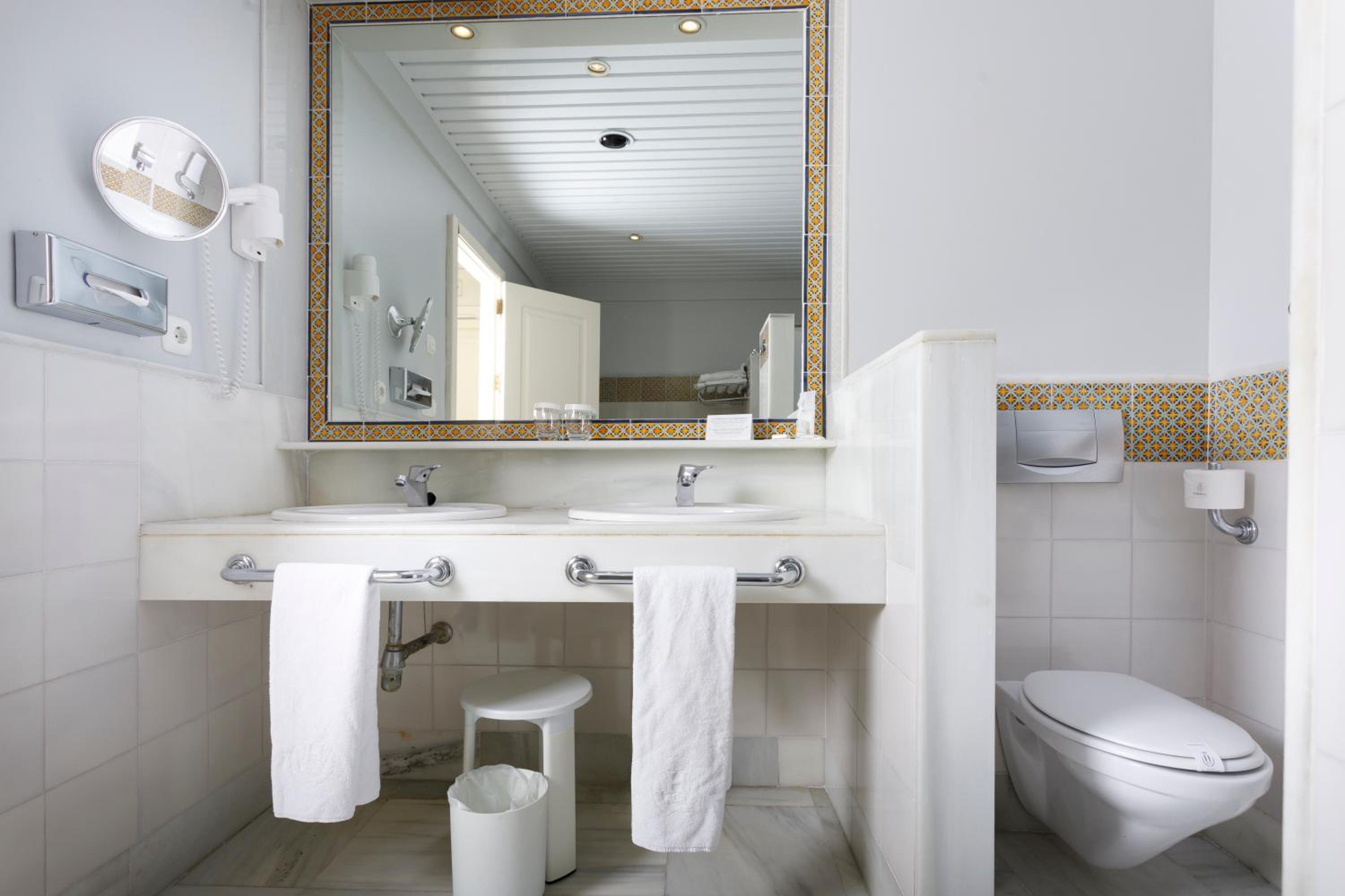 Standard Twin Room with Sea View - Photo 10