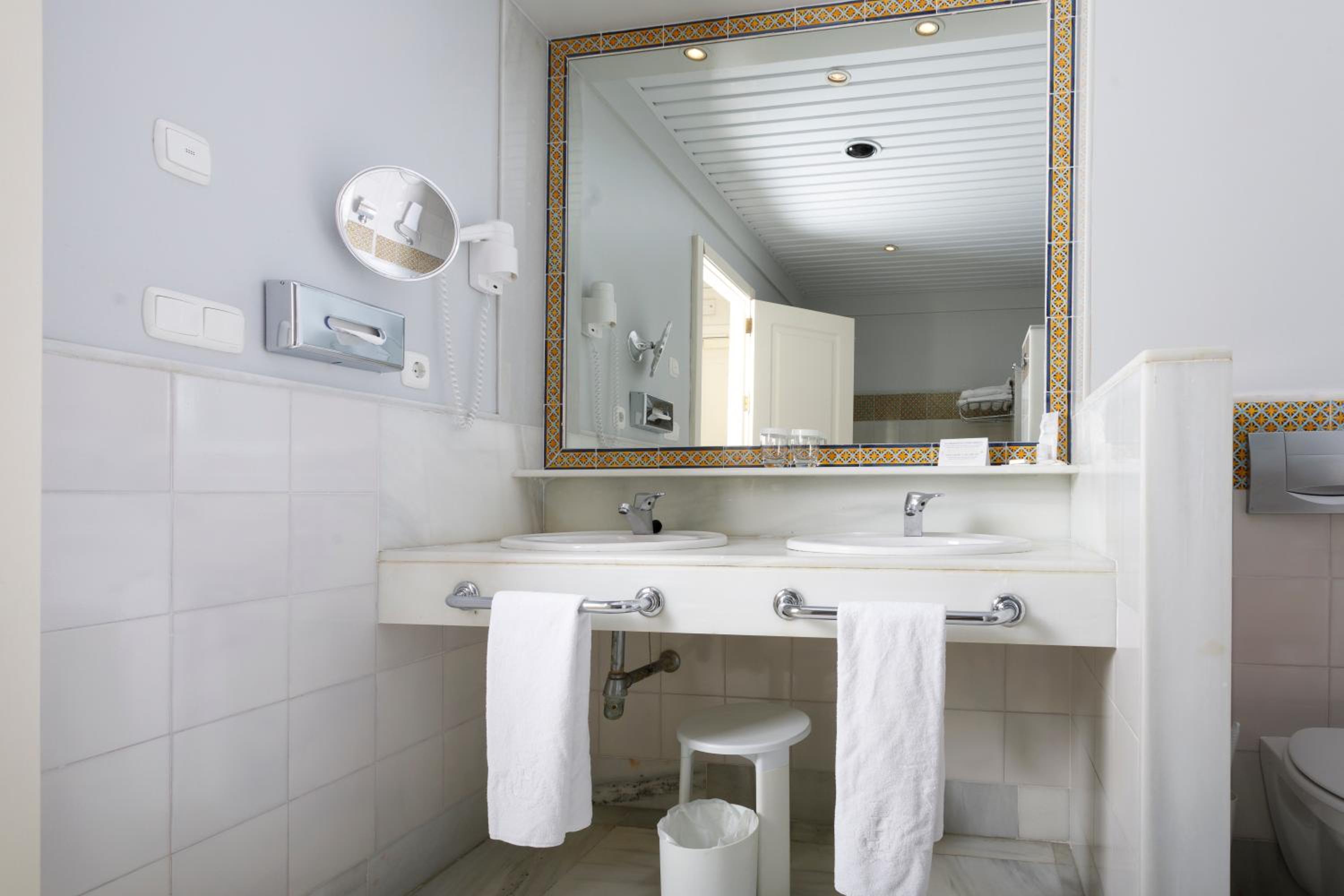 Standard Twin Room with Sea View - Photo 9