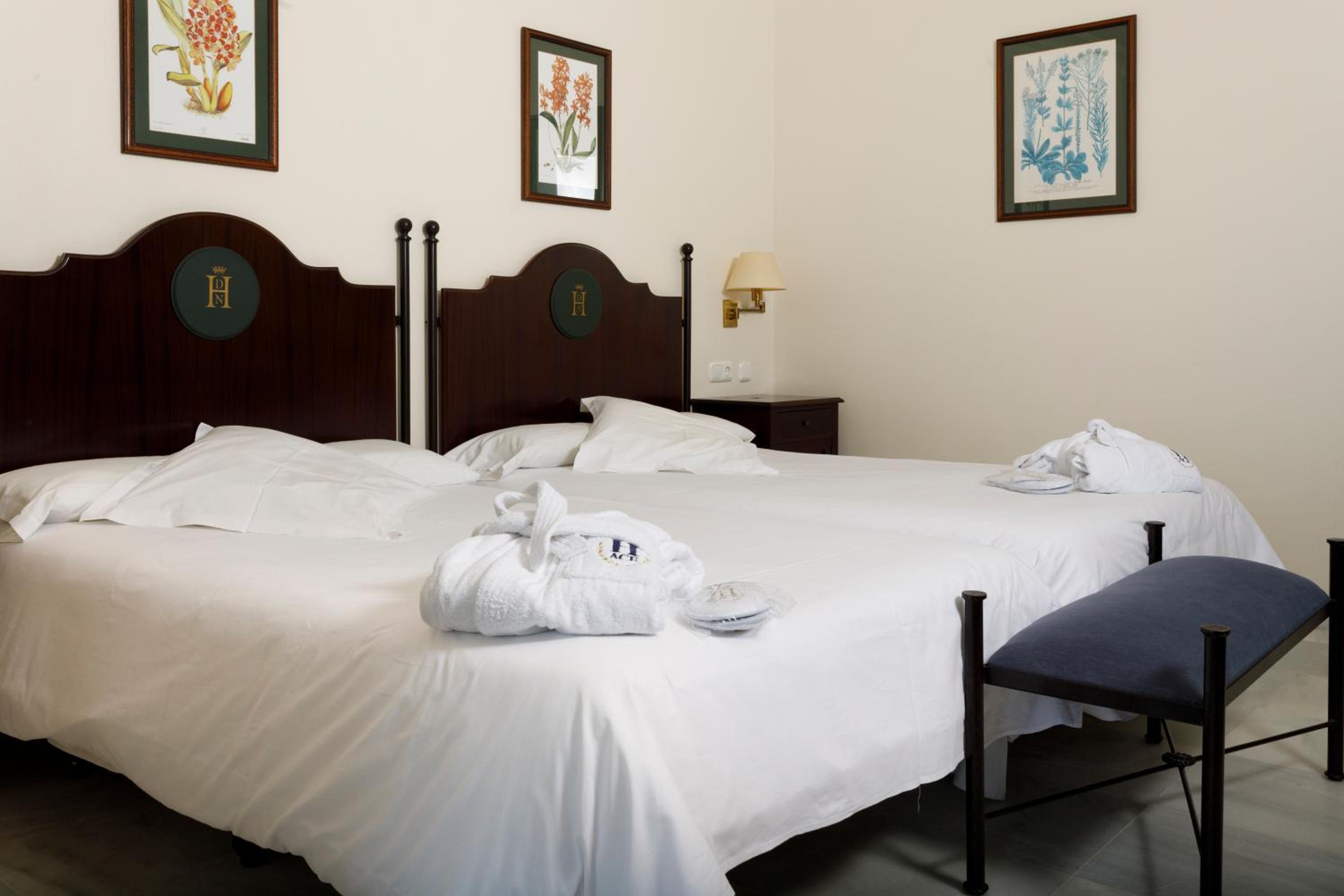 Standard Twin Room with Sea View - Photo 1
