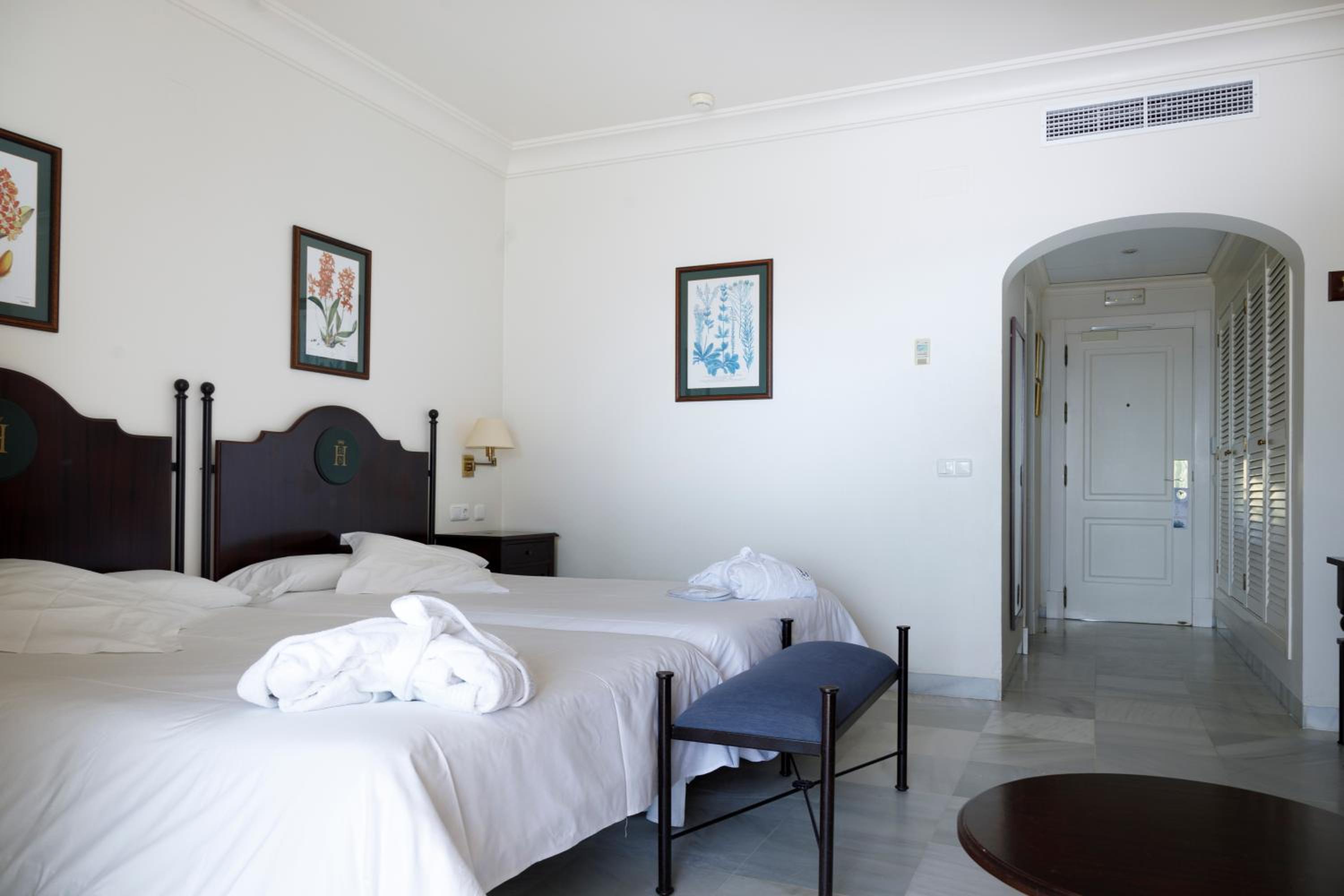 Standard Twin Room with Sea View - Photo 2
