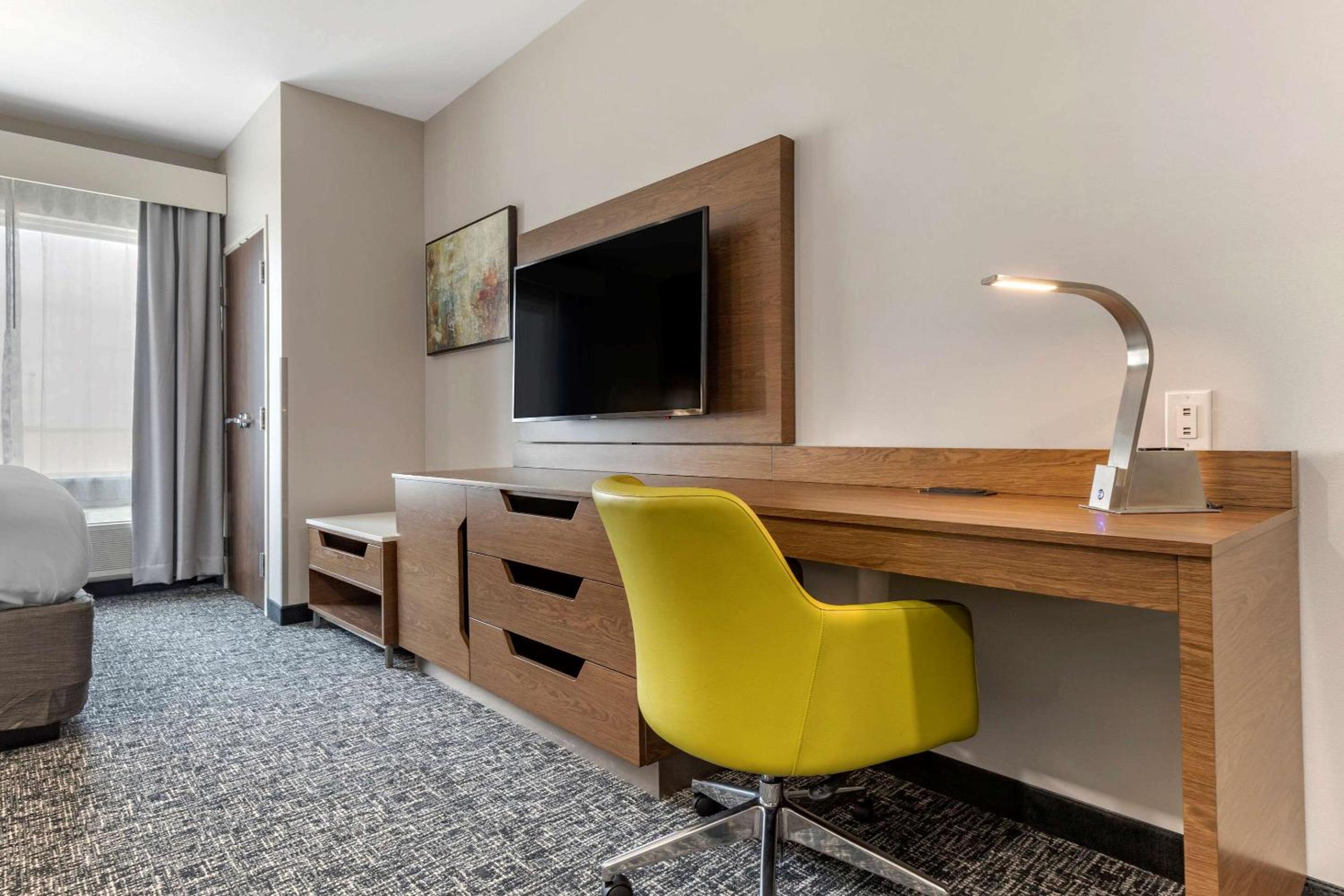 King Suite - Non-Smoking - Photo 2
