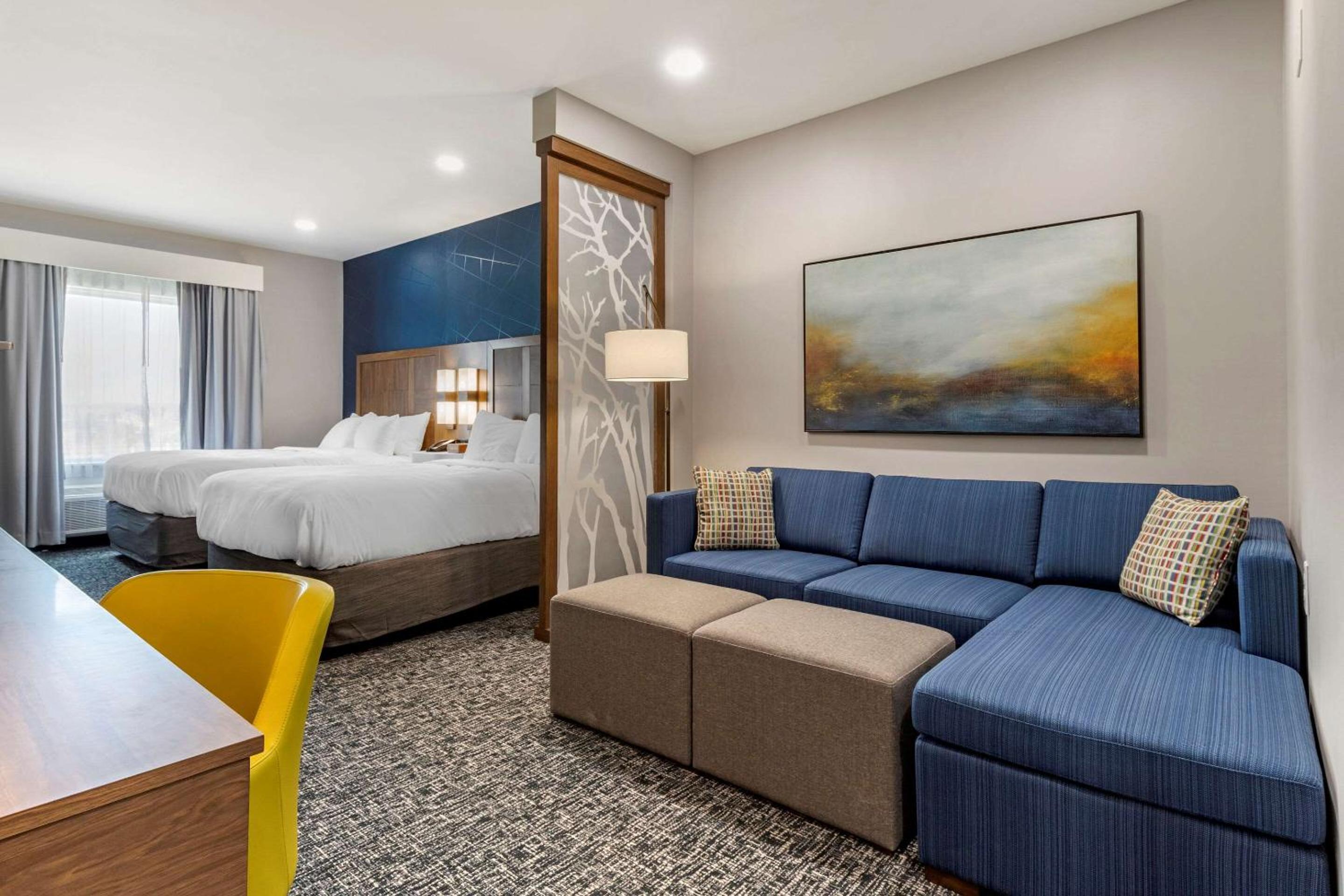 Queen Suite with Two Queen Beds - Non-Smoking - Photo 5