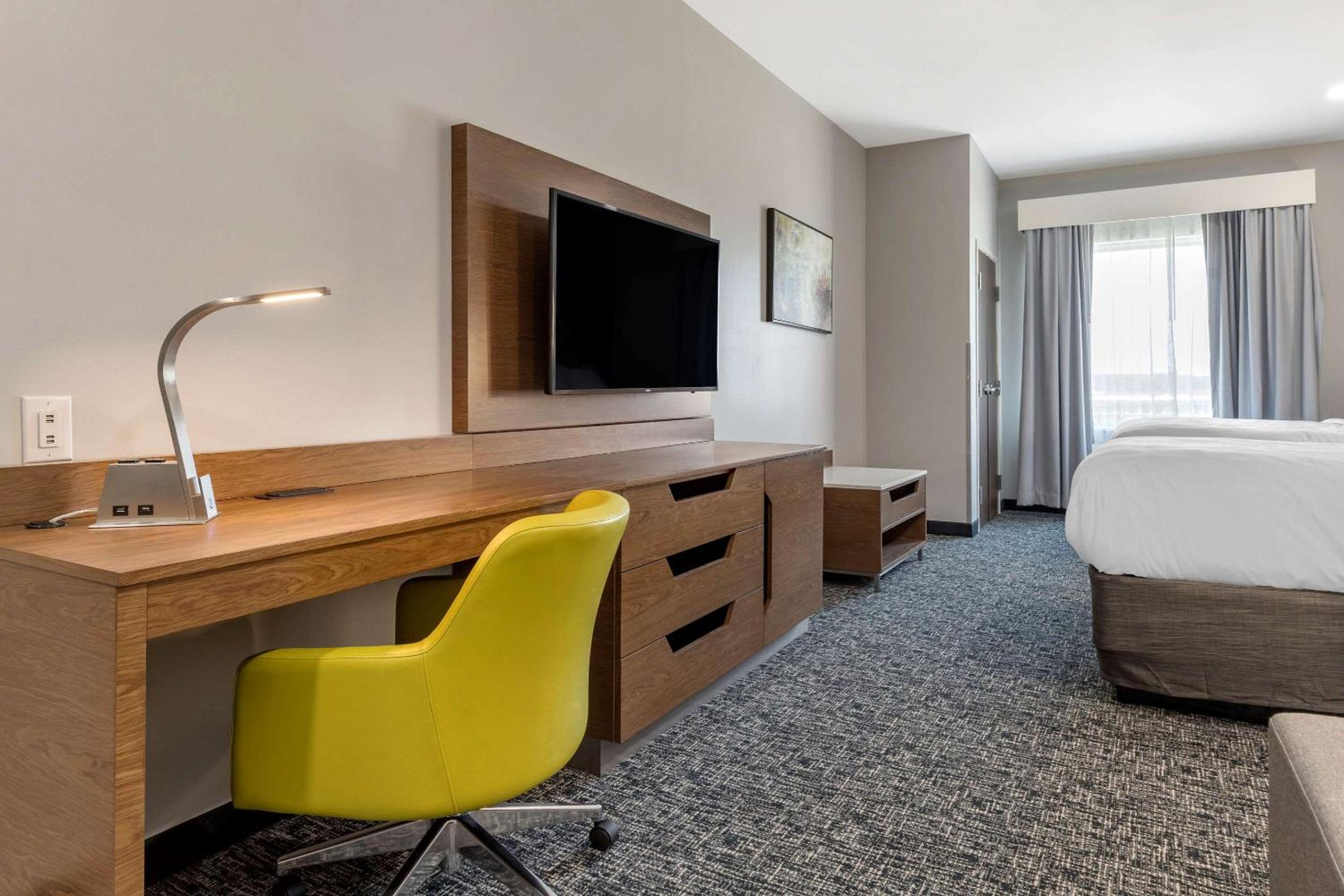 Queen Suite with Two Queen Beds - Non-Smoking - Photo 2