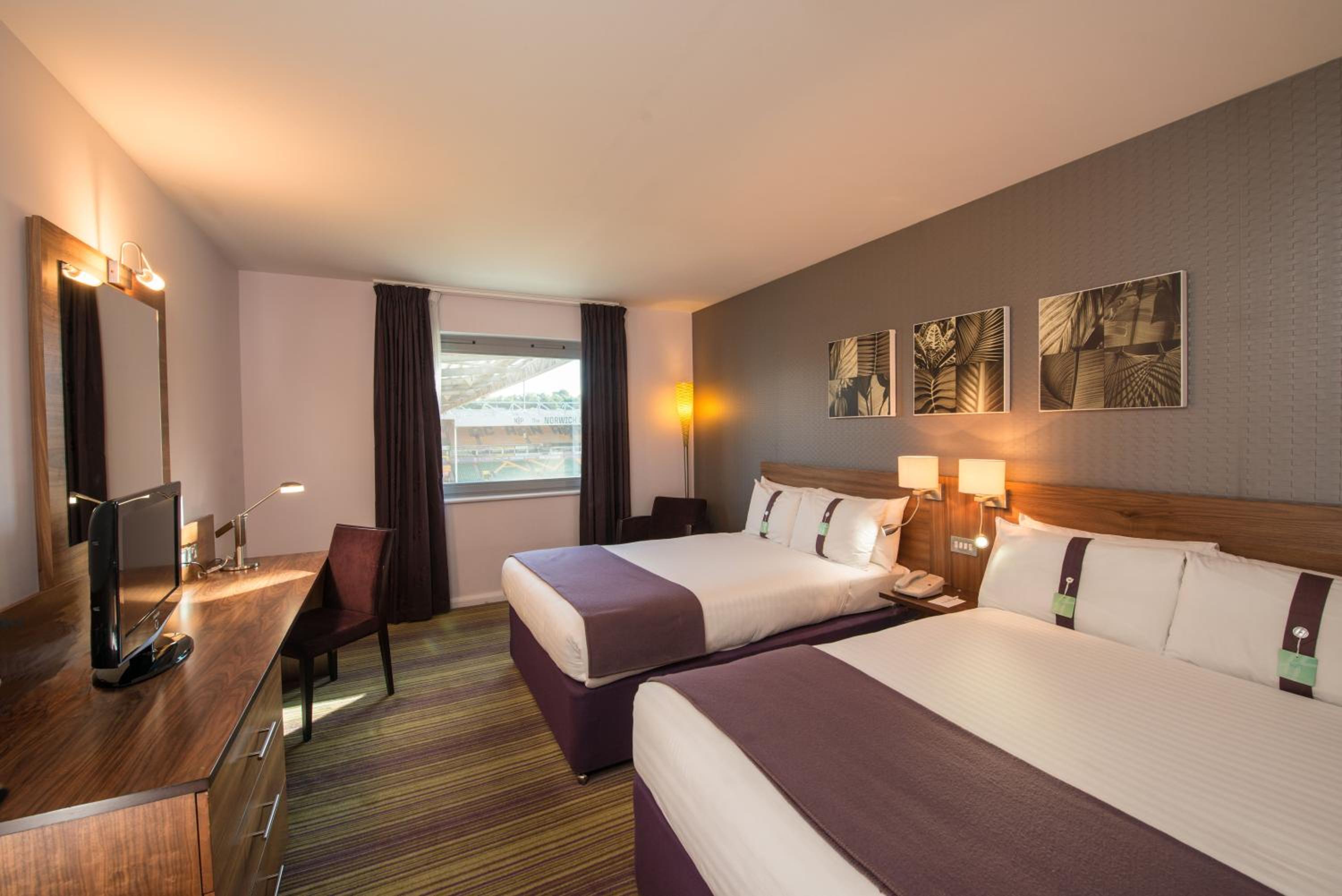 Standard Double Room with Two Double Beds and Pitch View - Photo 7