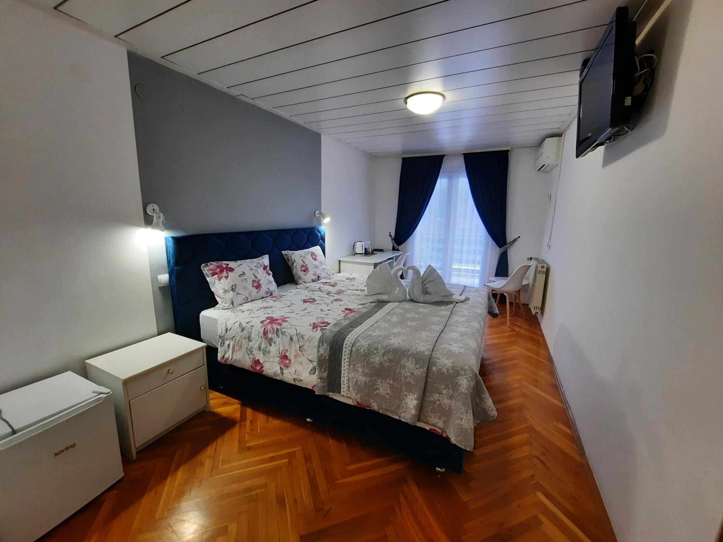 Double Room with Balcony and Lake View - Photo 6