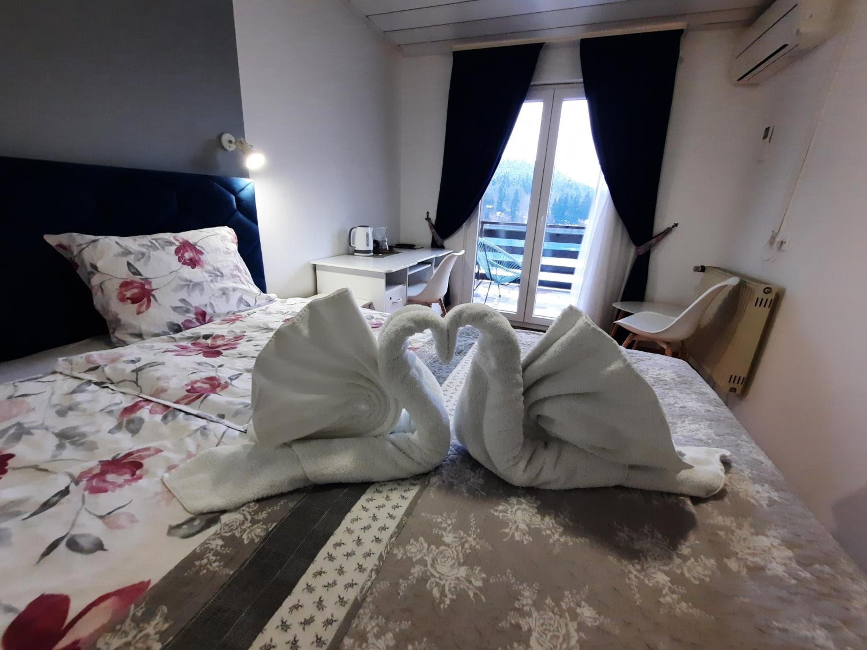 Double Room with Balcony and Lake View - Photo 8