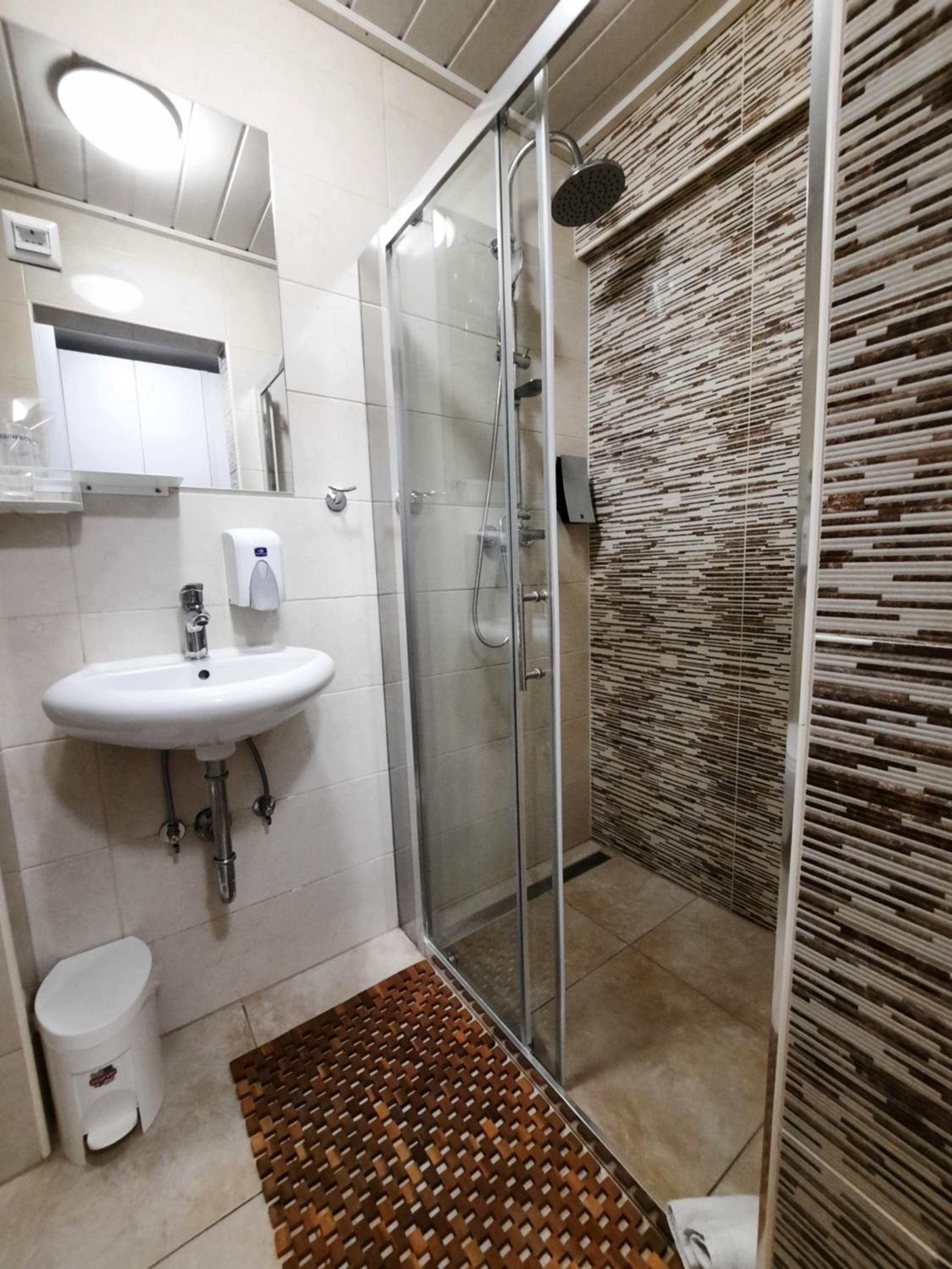 Double Room with Balcony and Lake View - Photo 12