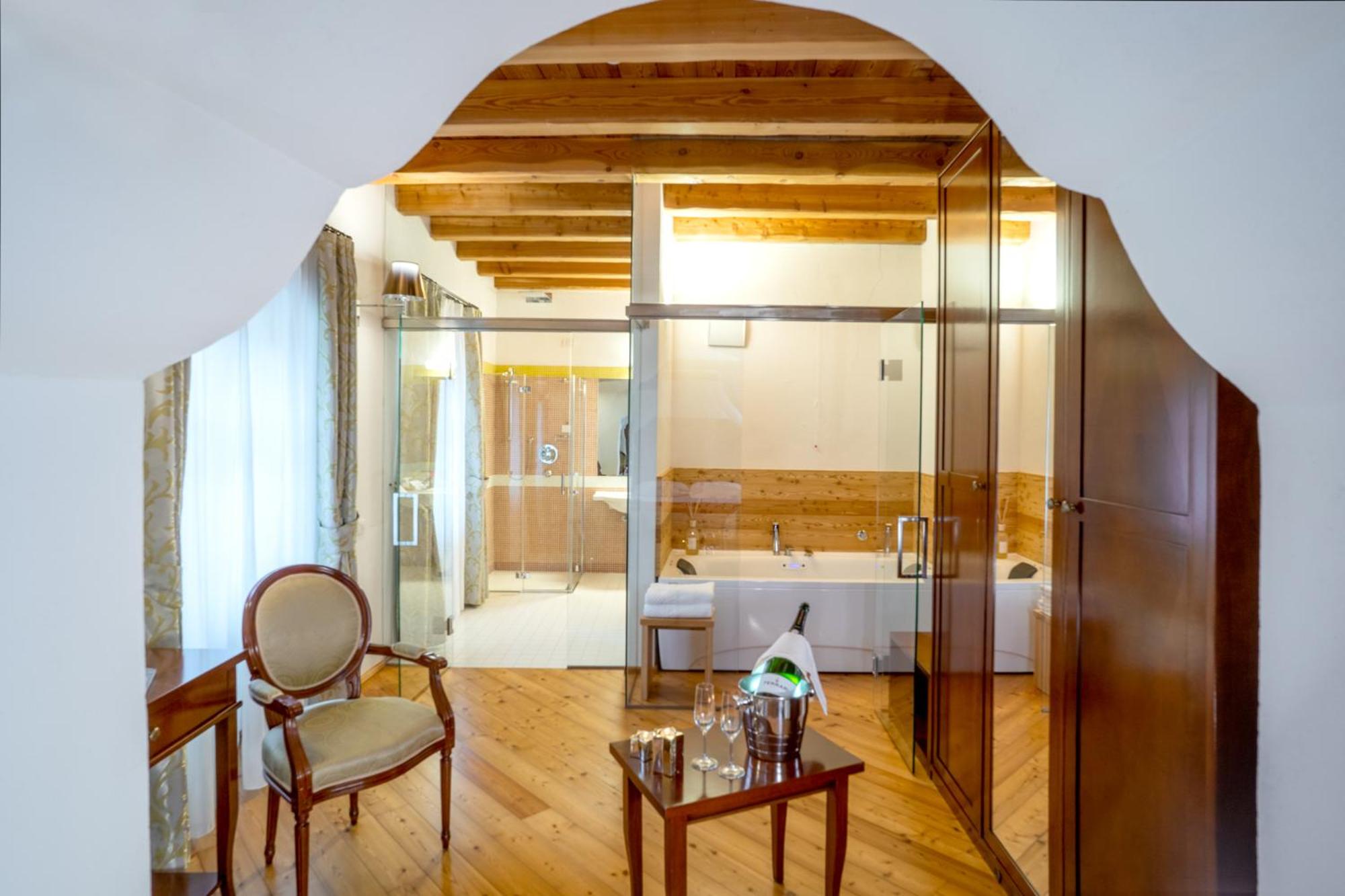 Suite with Hot Tub photo 2