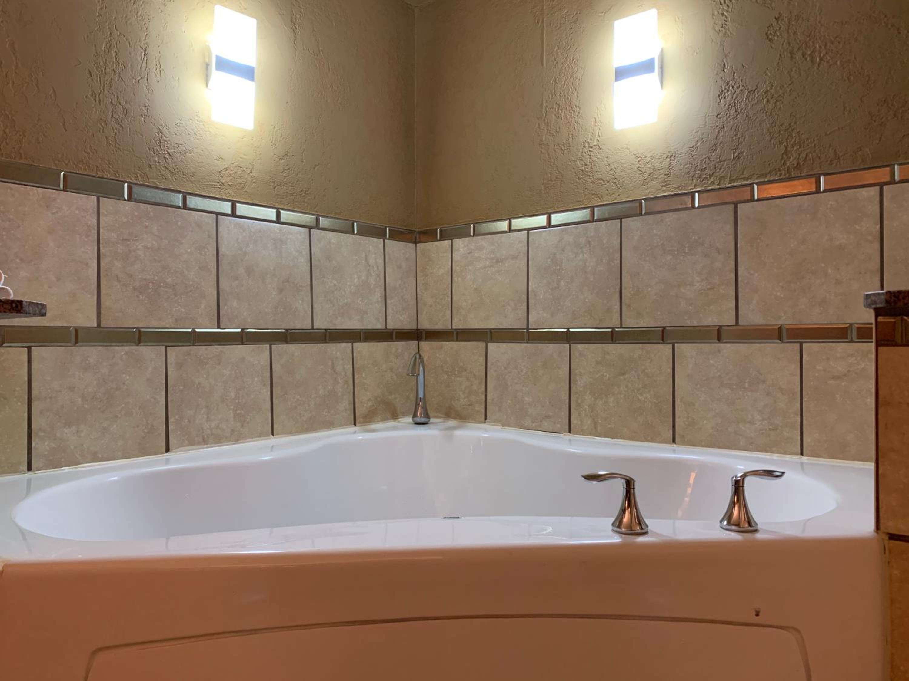 King Room with Jetted Tub and Exterior Hall - Non-Smoking - Photo 3
