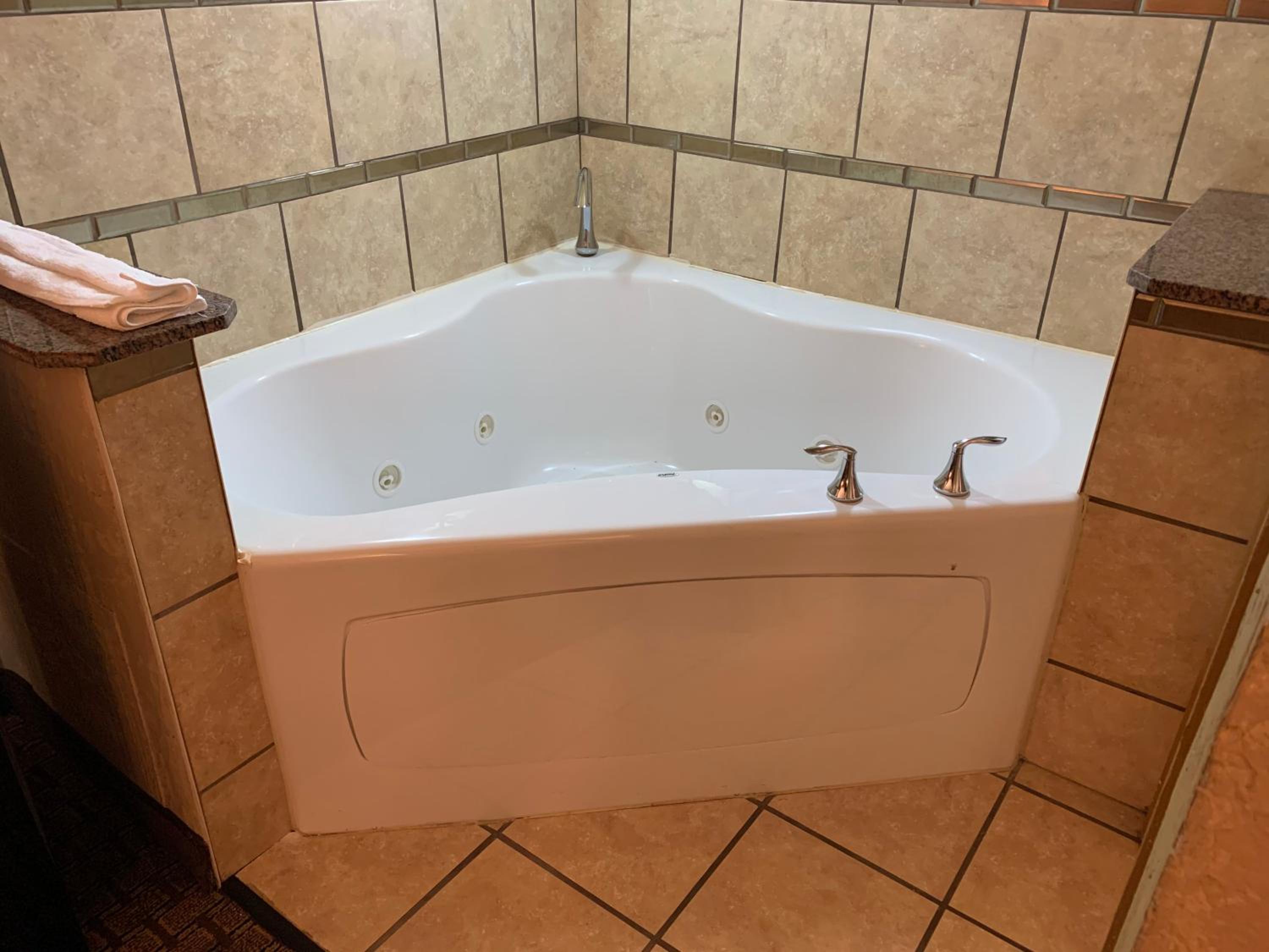 King Room with Jetted Tub and Exterior Hall - Non-Smoking - Photo 4