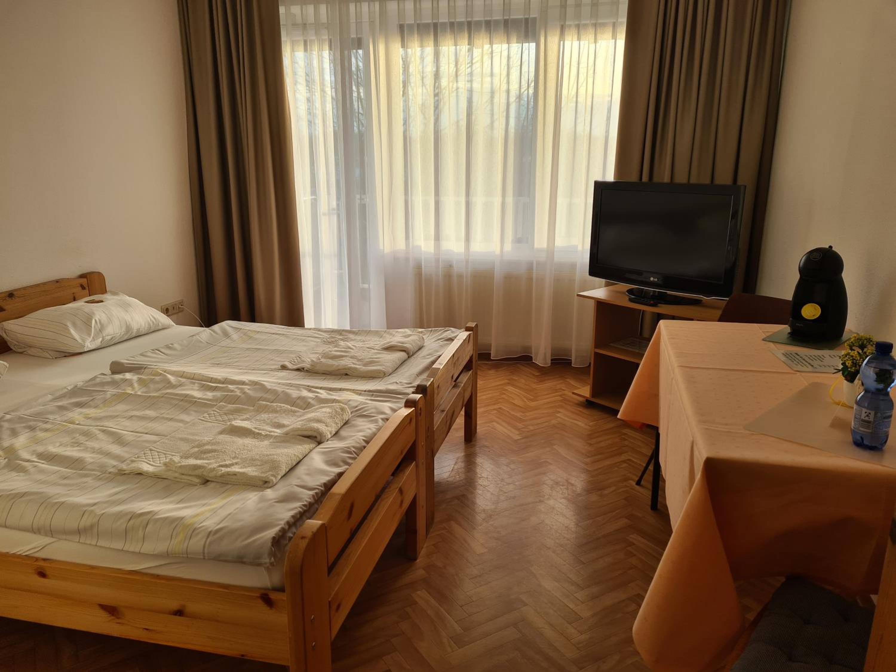 Double Room with Balcony - Photo 3