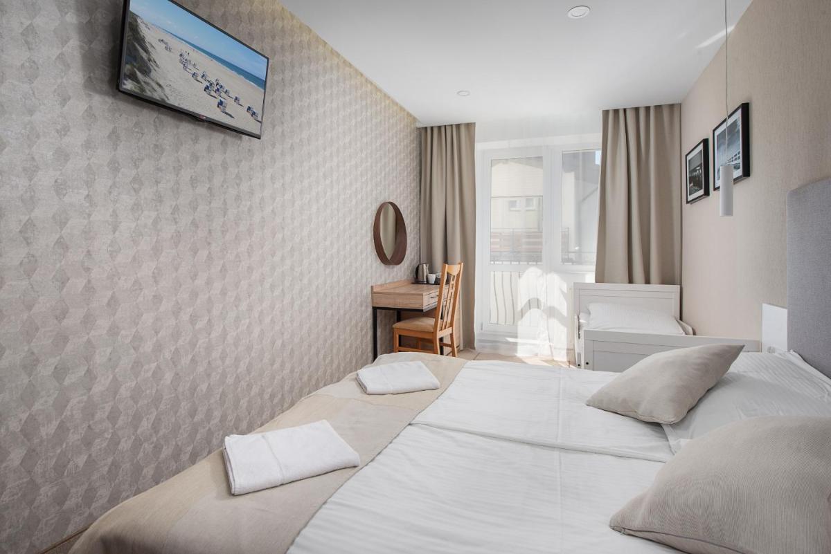 Double Room with Balcony (2 Adults + 1 Child) photo 1