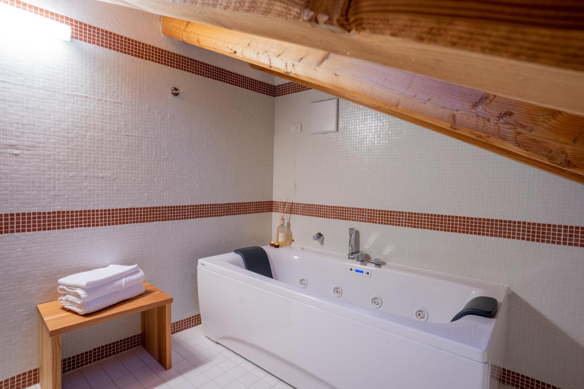 Deluxe Double or Twin Room with Spa Bath photo 3