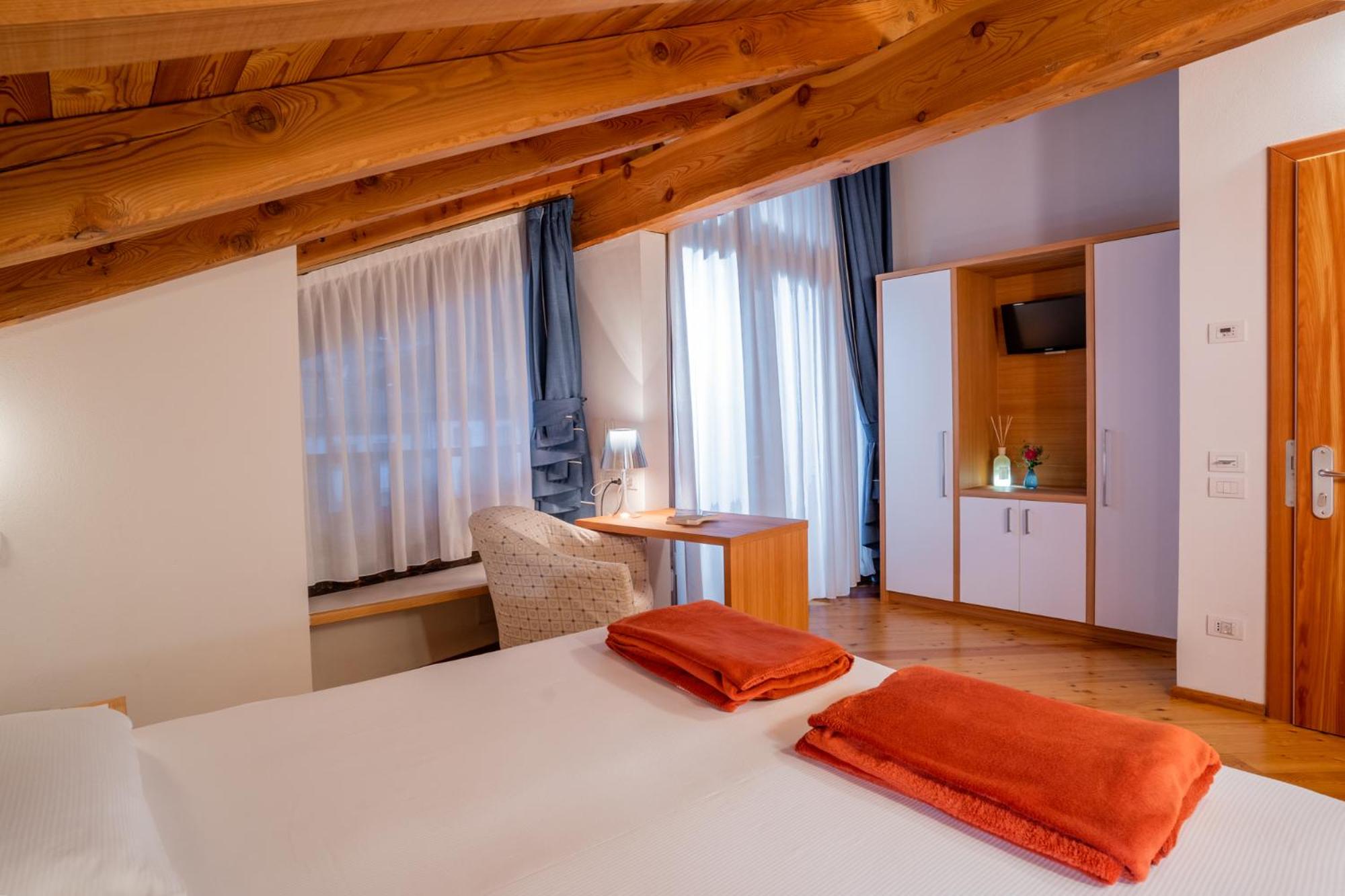 Deluxe Double or Twin Room with Spa Bath photo 2