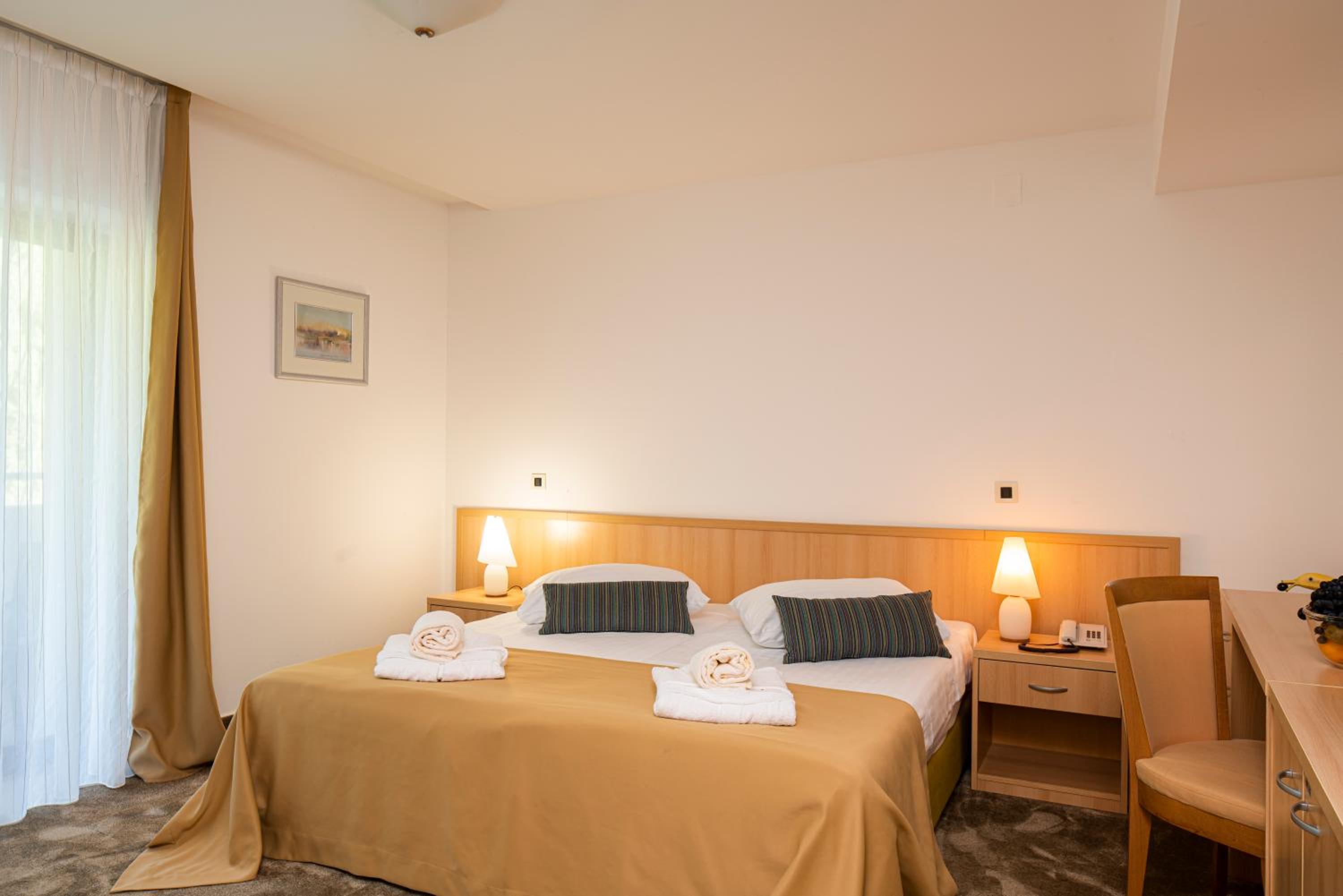 Double or Twin Room with Balcony - Photo 4