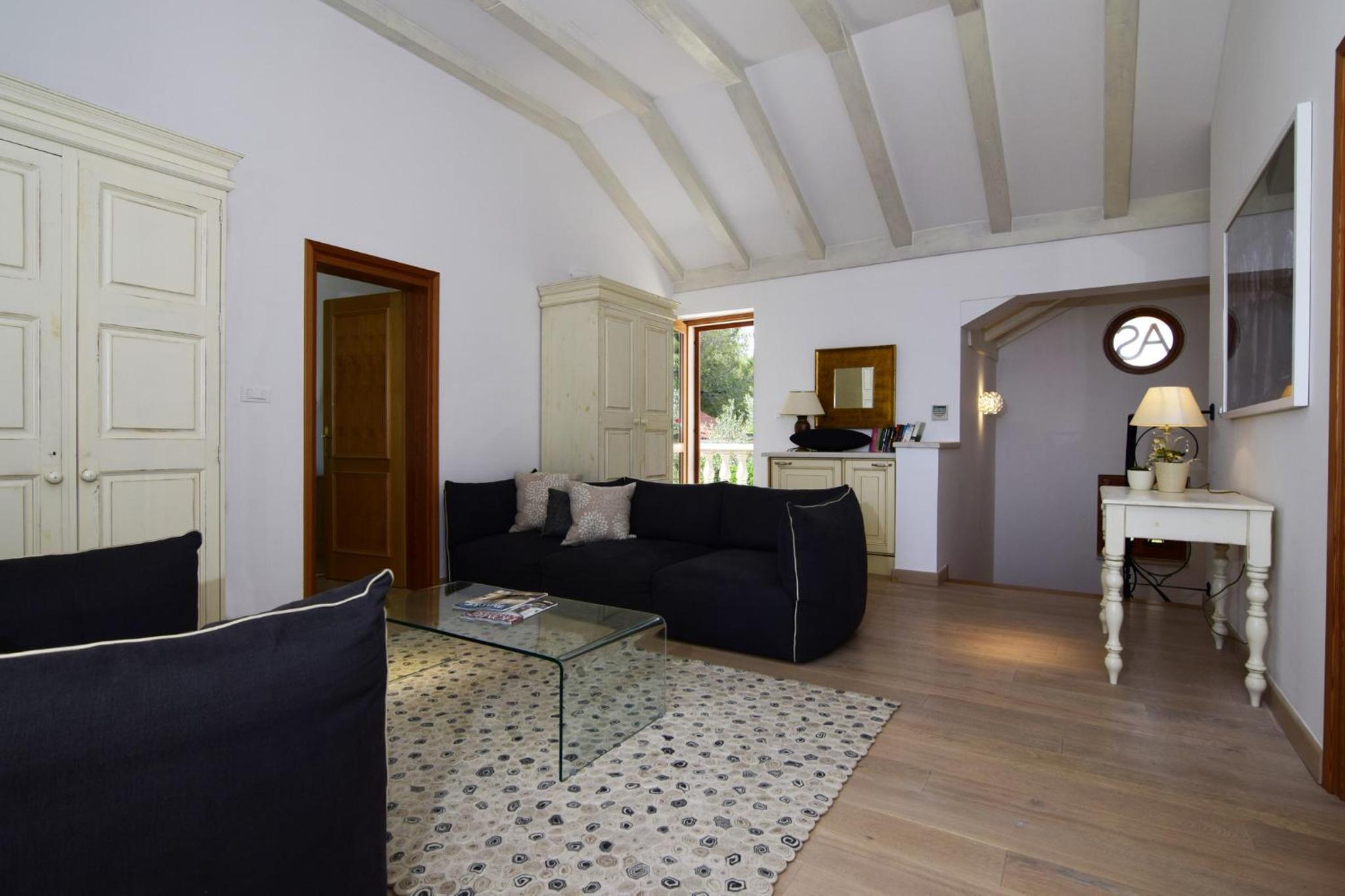 Six-Bedroom Villa  photo 1