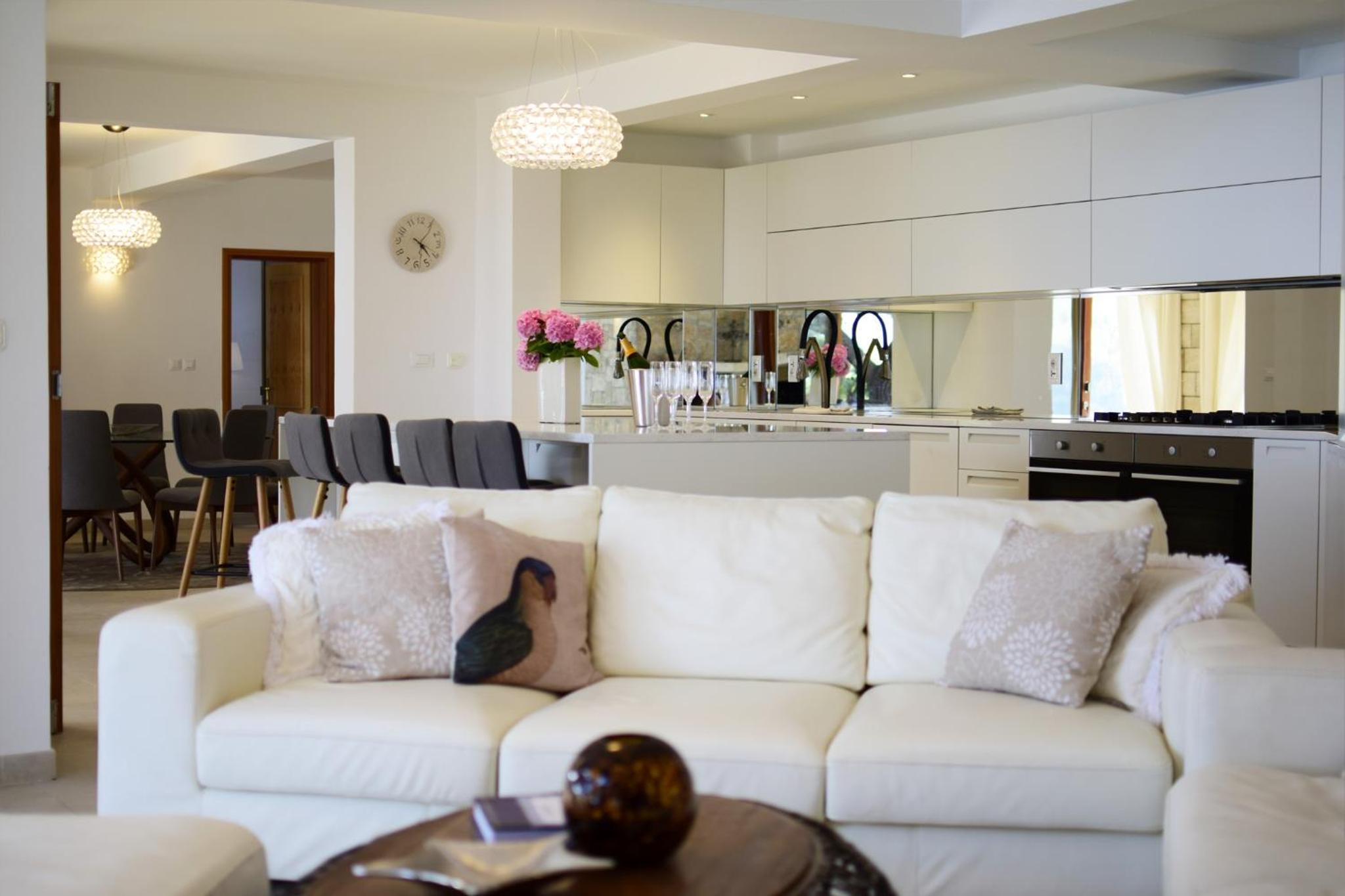 Six-Bedroom Villa  photo 3