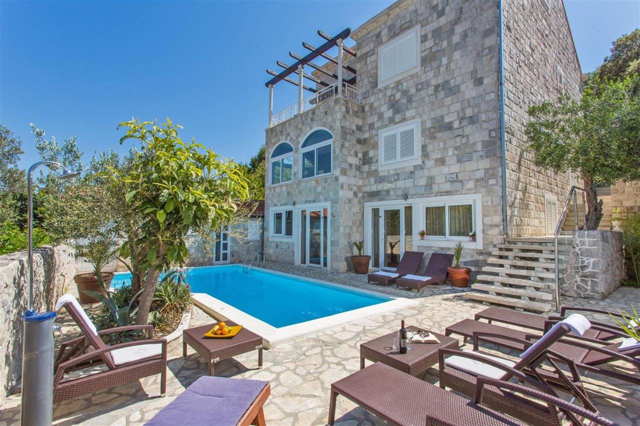 Nine-Bedroom Villa photo 2