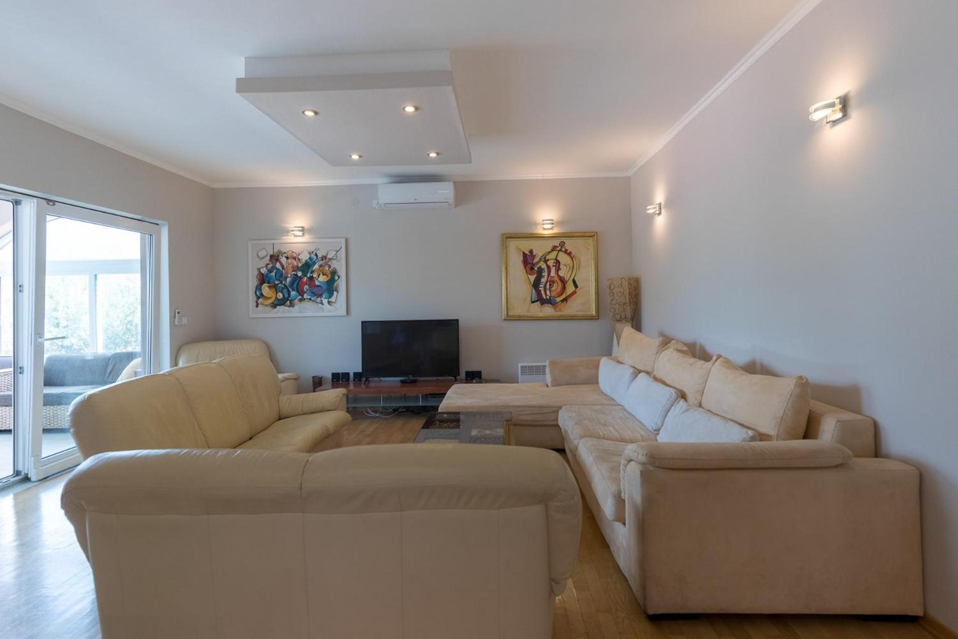 Nine-Bedroom Villa photo 1