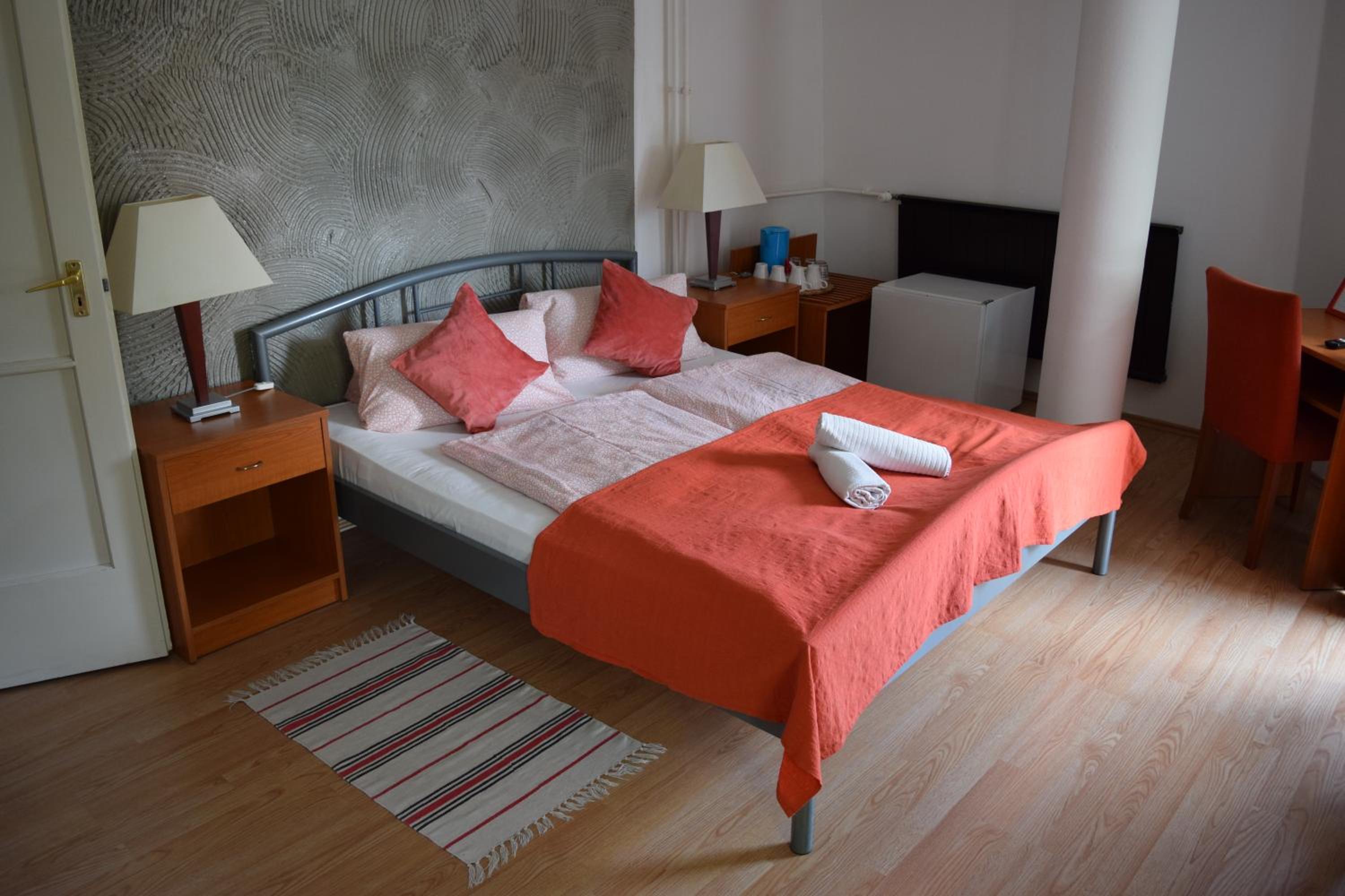 Double Room - Photo 5