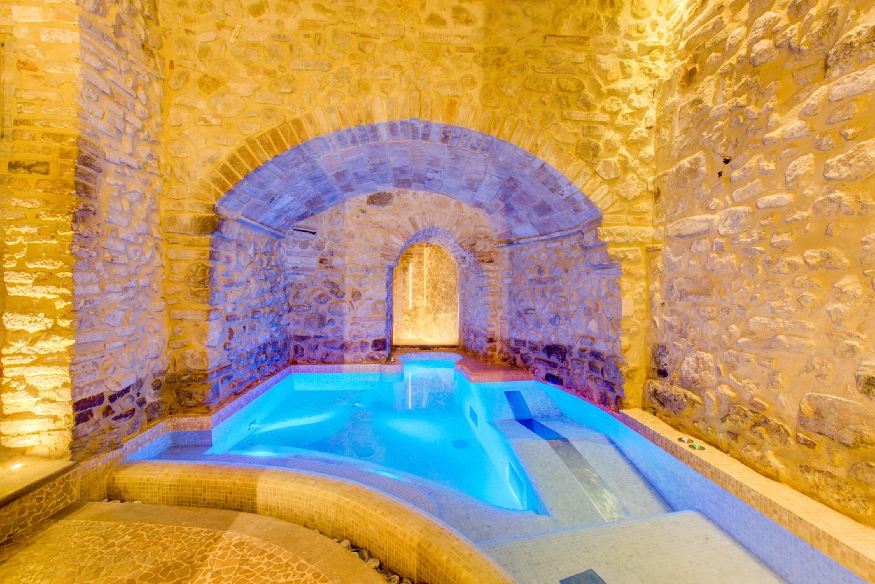 Deluxe Double Room with Spa Access - Photo 2