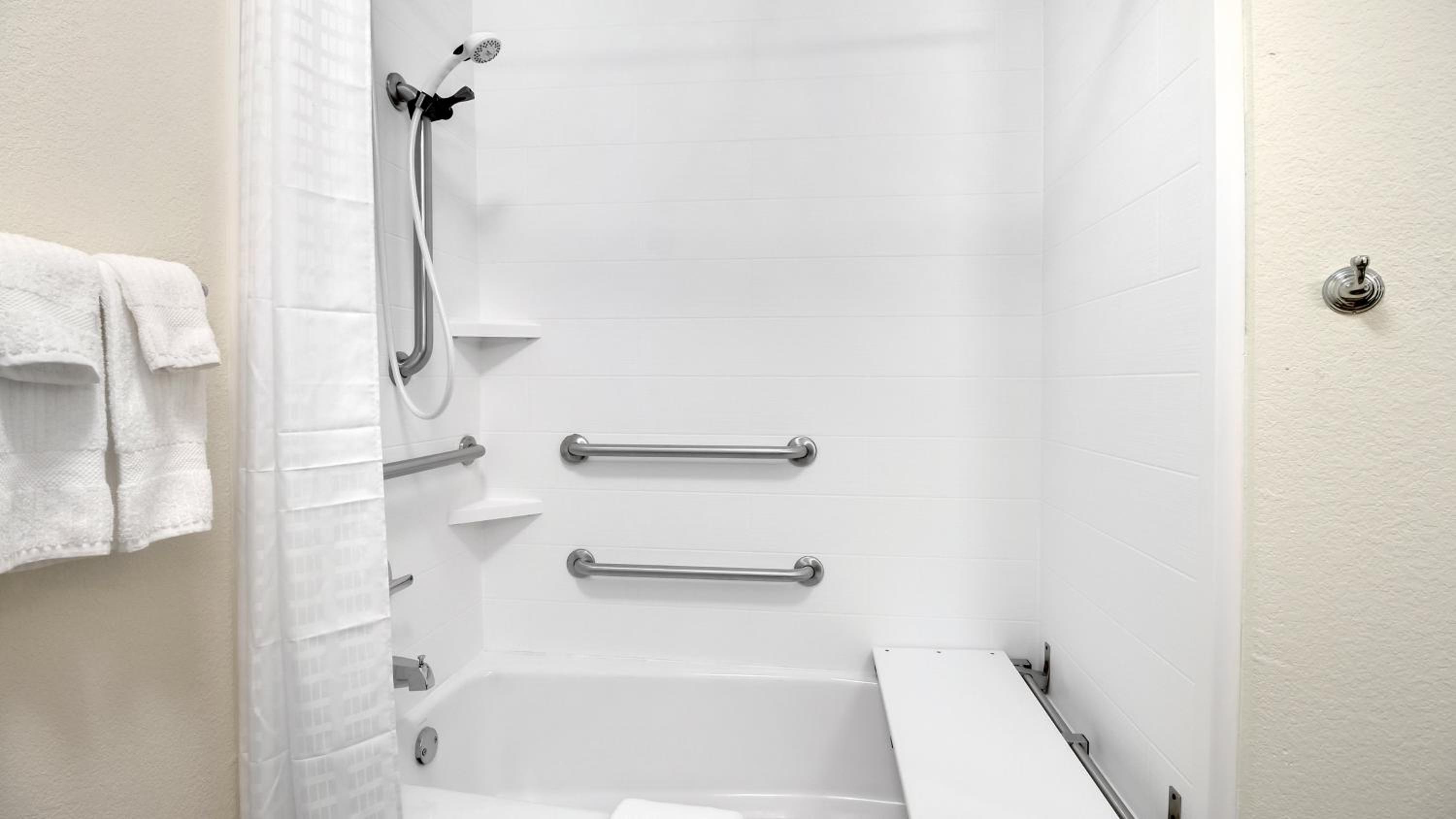 Queen Studio Suite with Two Queen Beds - Disability Access Tub/Non-Smoking photo 2
