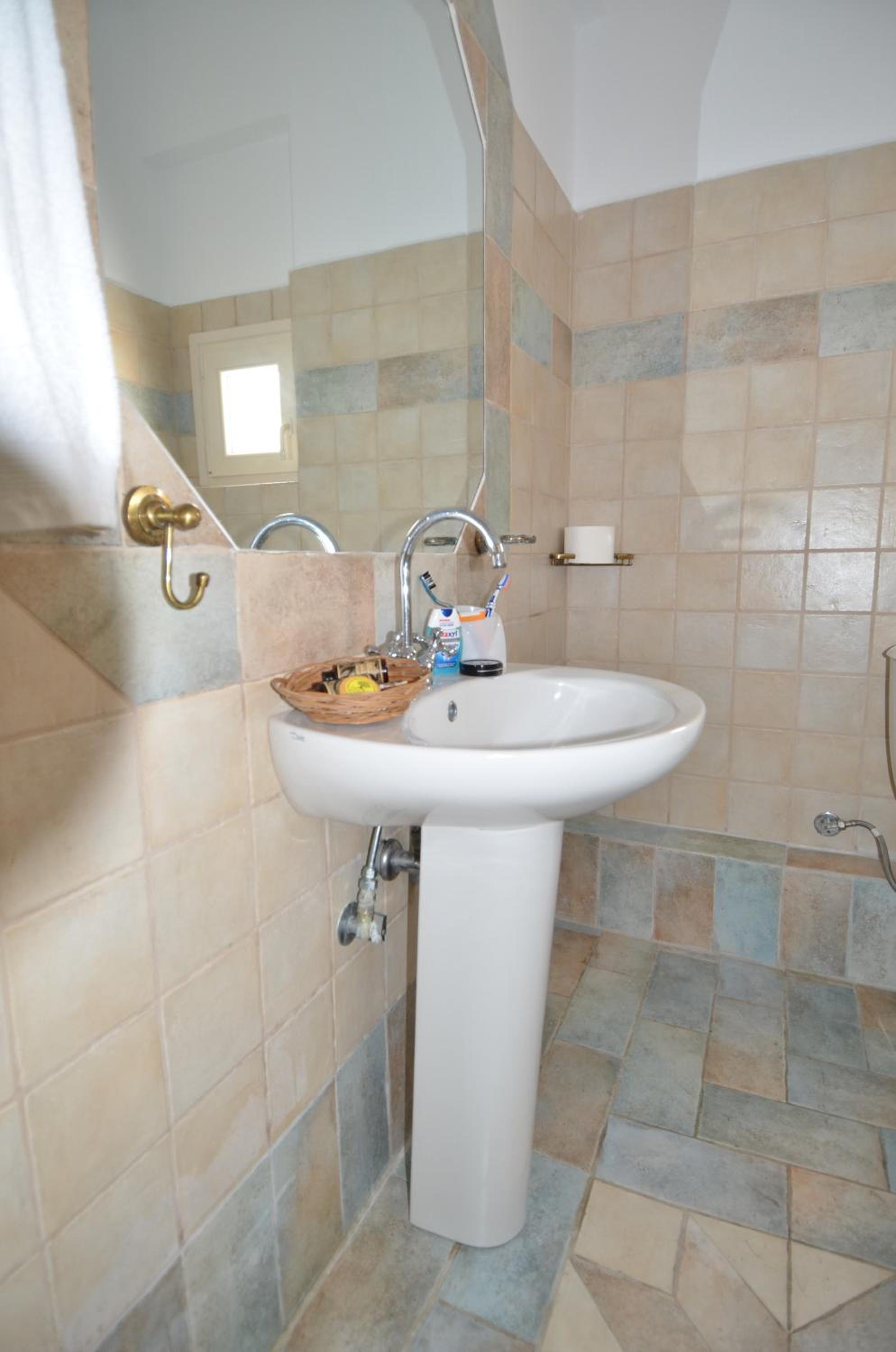 Double Room with Balcony - Photo 10