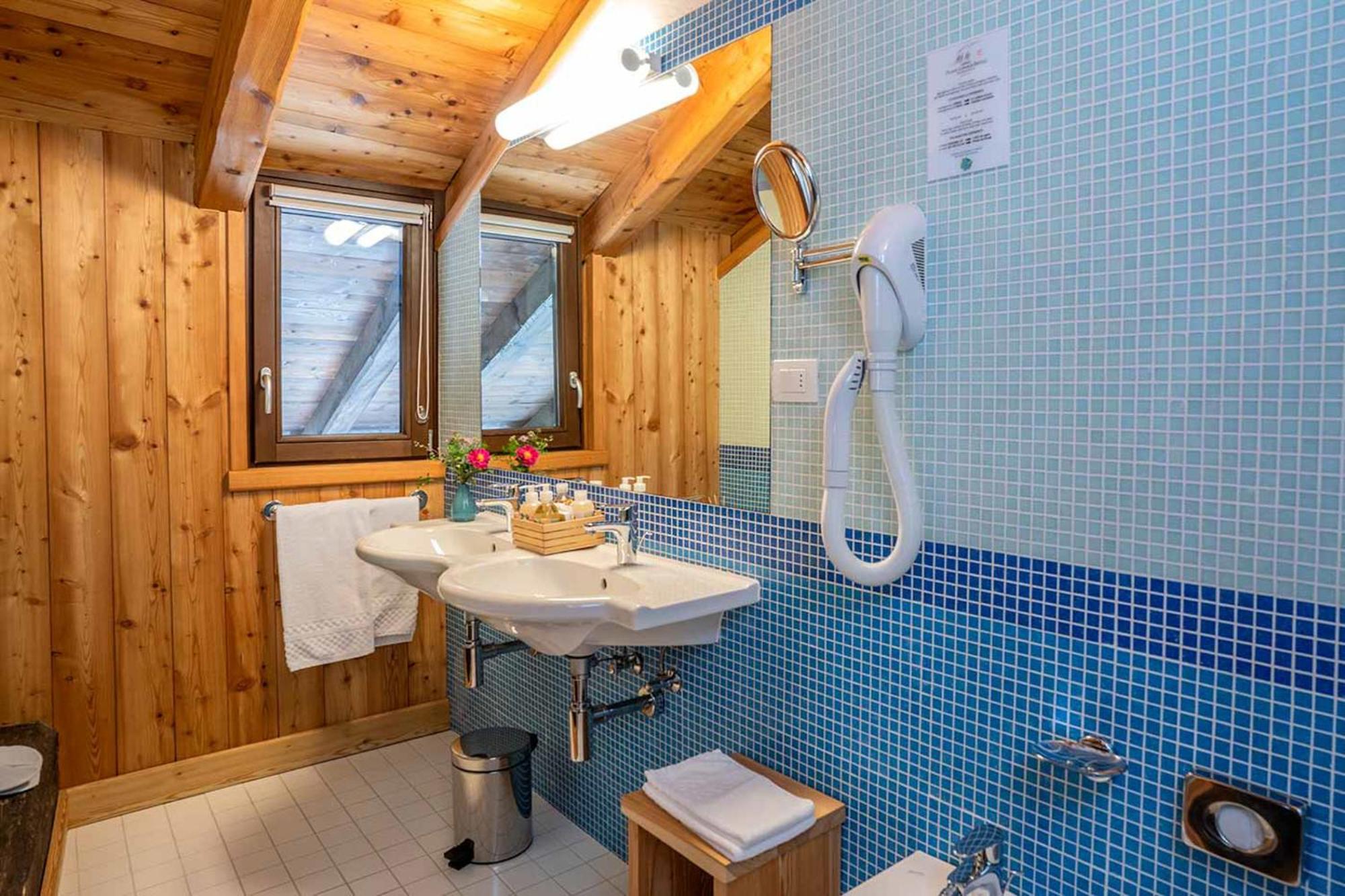 Suite with Spa Bath photo 2