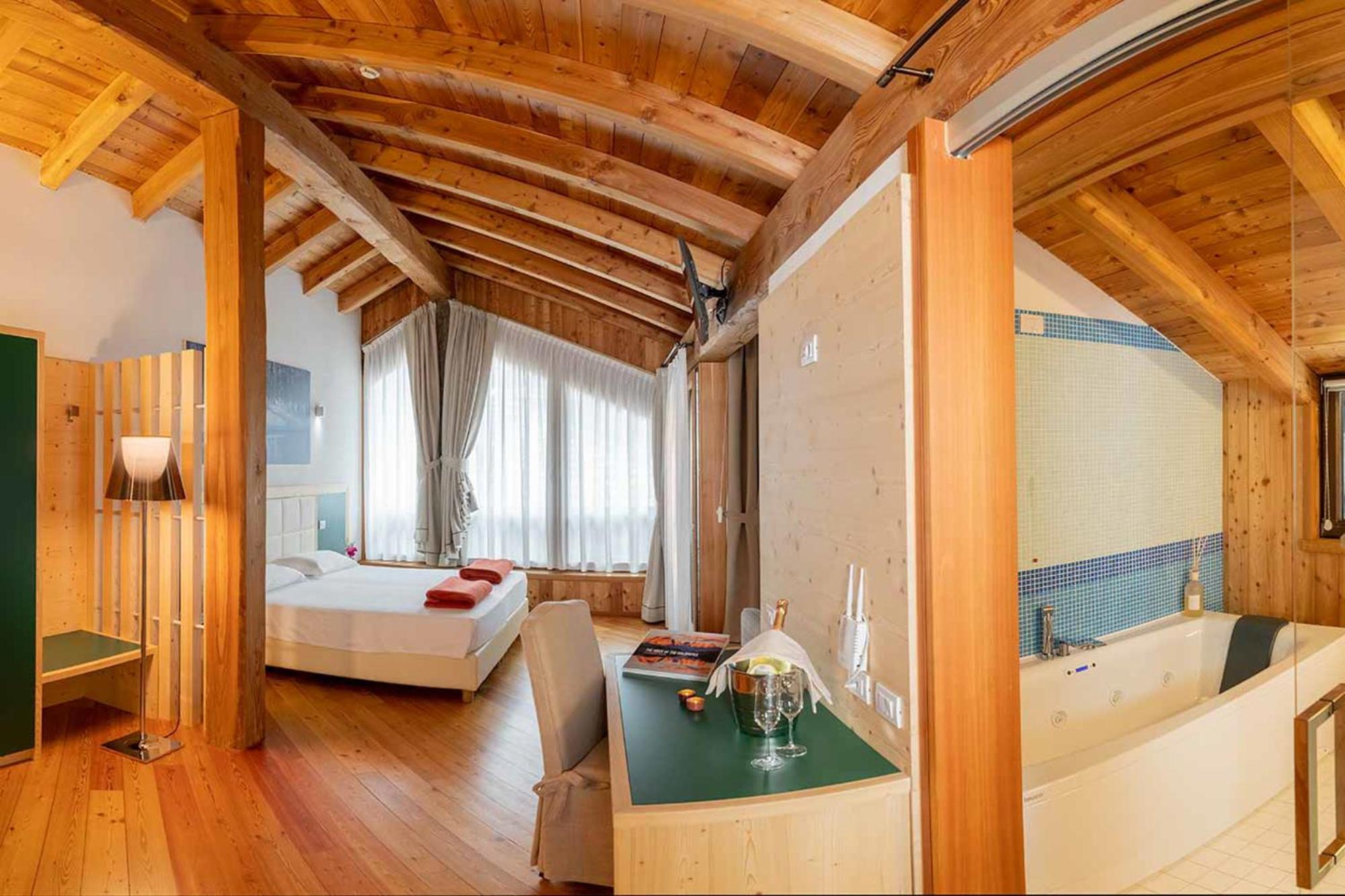 Suite with Spa Bath photo 3