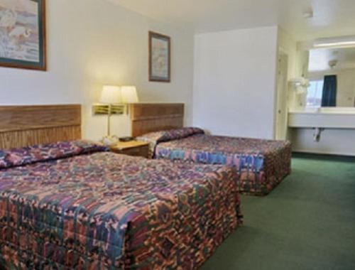 Queen Room with Two Queen Beds - First Floor/Non-Smoking - Photo 2