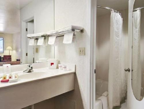 Queen Room with Two Queen Beds - First Floor/Non-Smoking - Photo 3