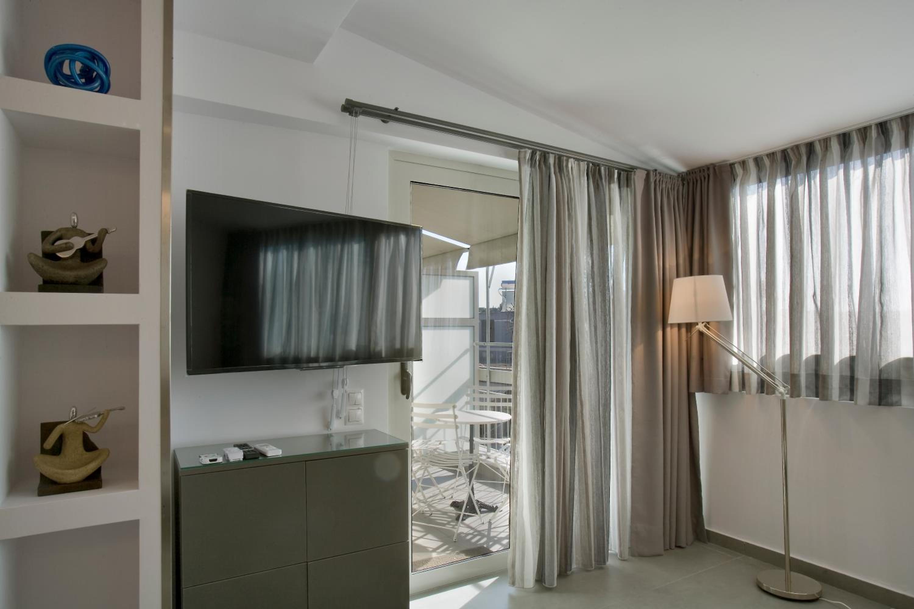 Apartment with Balcony photo 2