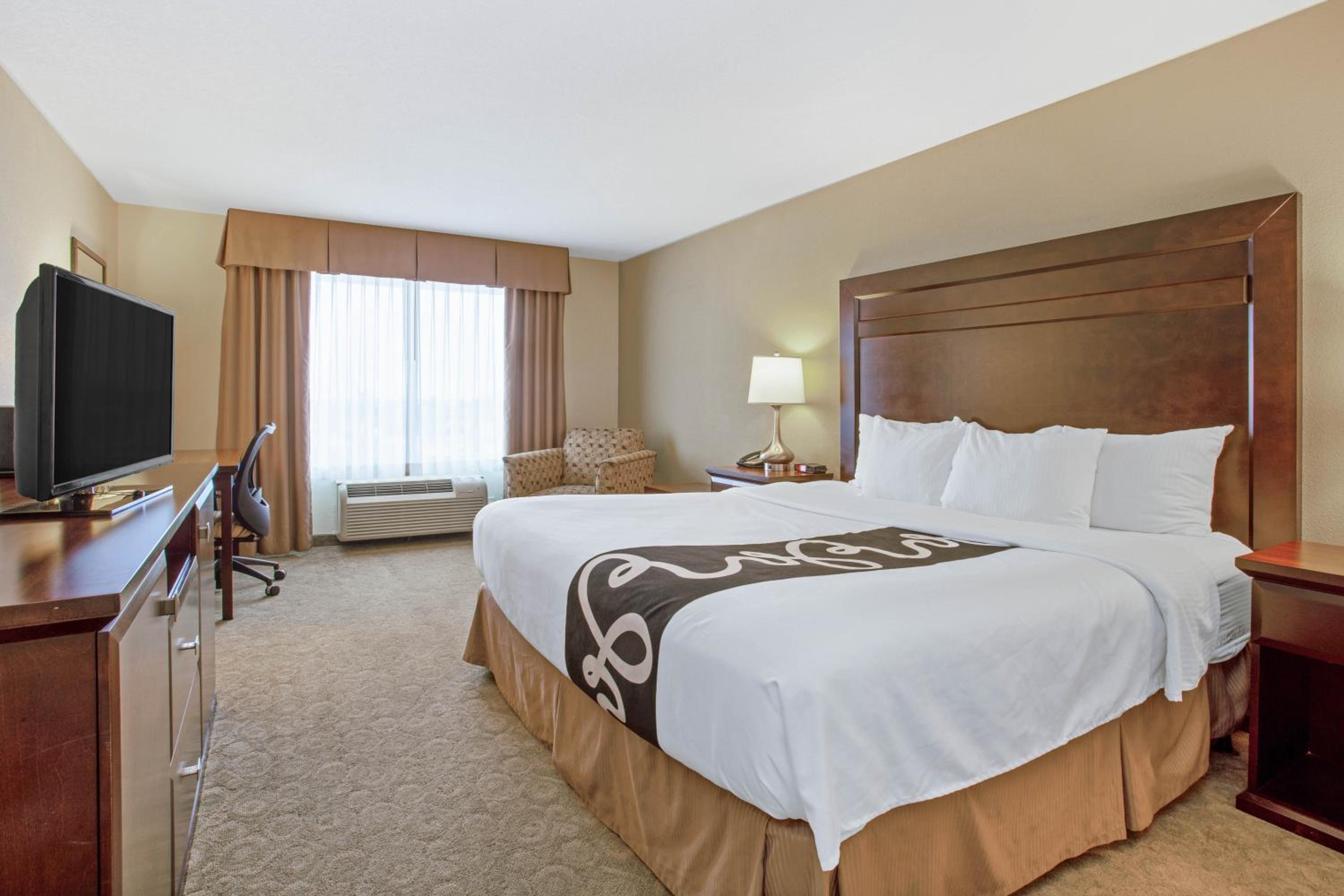 Deluxe King Room - Photo 3