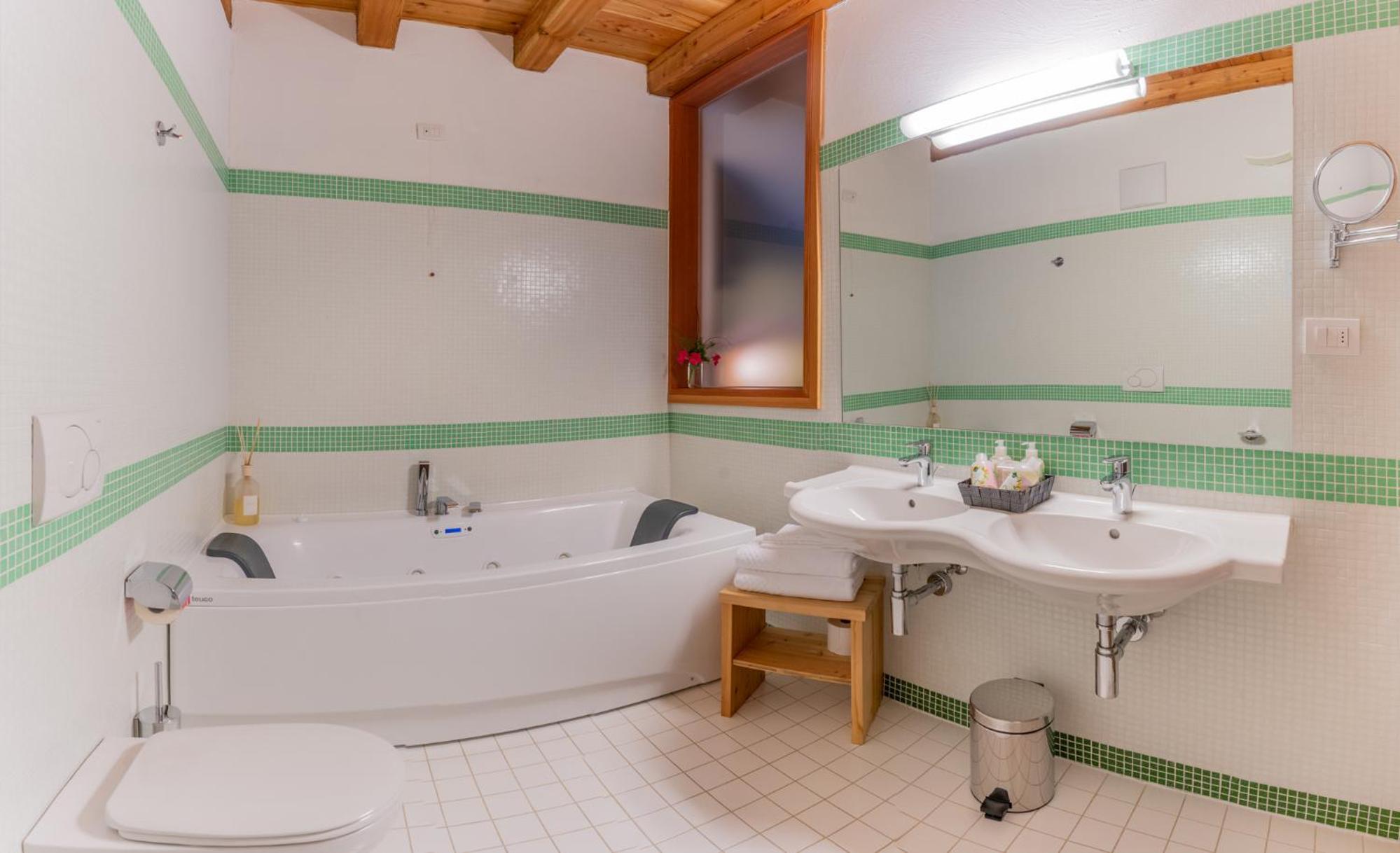 Deluxe Double or Twin Room with Spa Bath photo 3