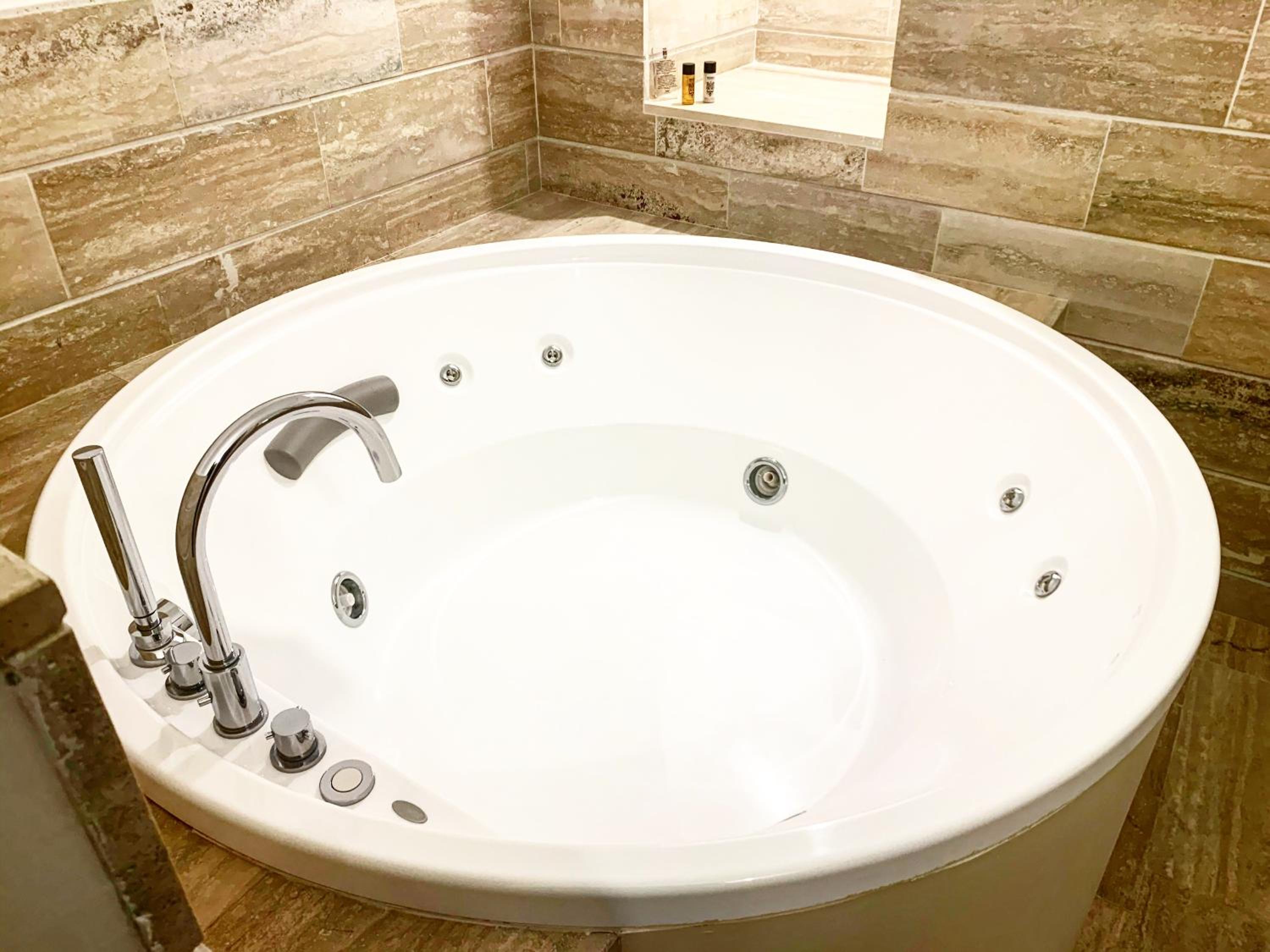 King Room with Spa Bath - Photo 5
