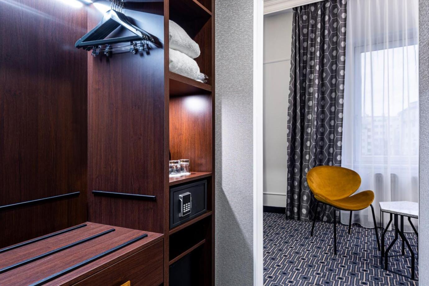 Executive King Room thumbnail 6