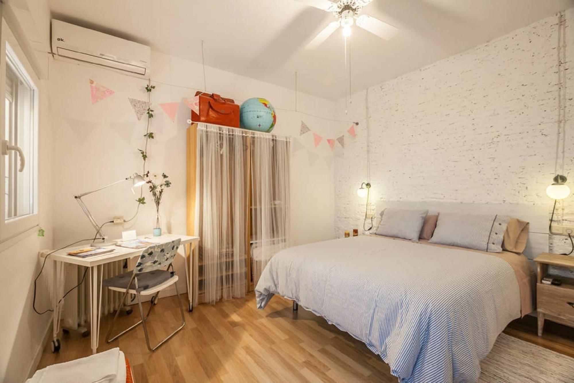 Large Double Room - Photo 1