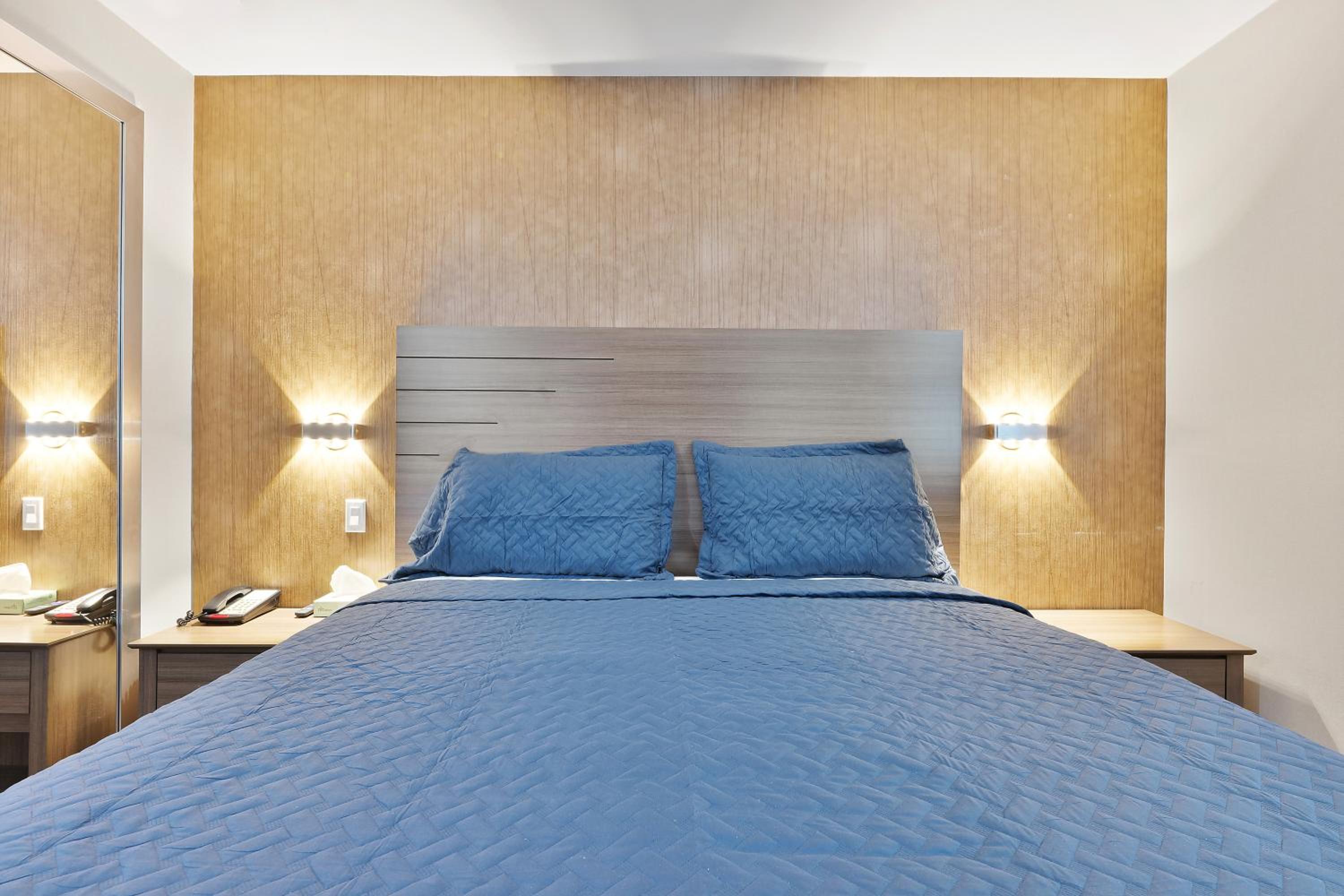 Deluxe King Room - Photo 2