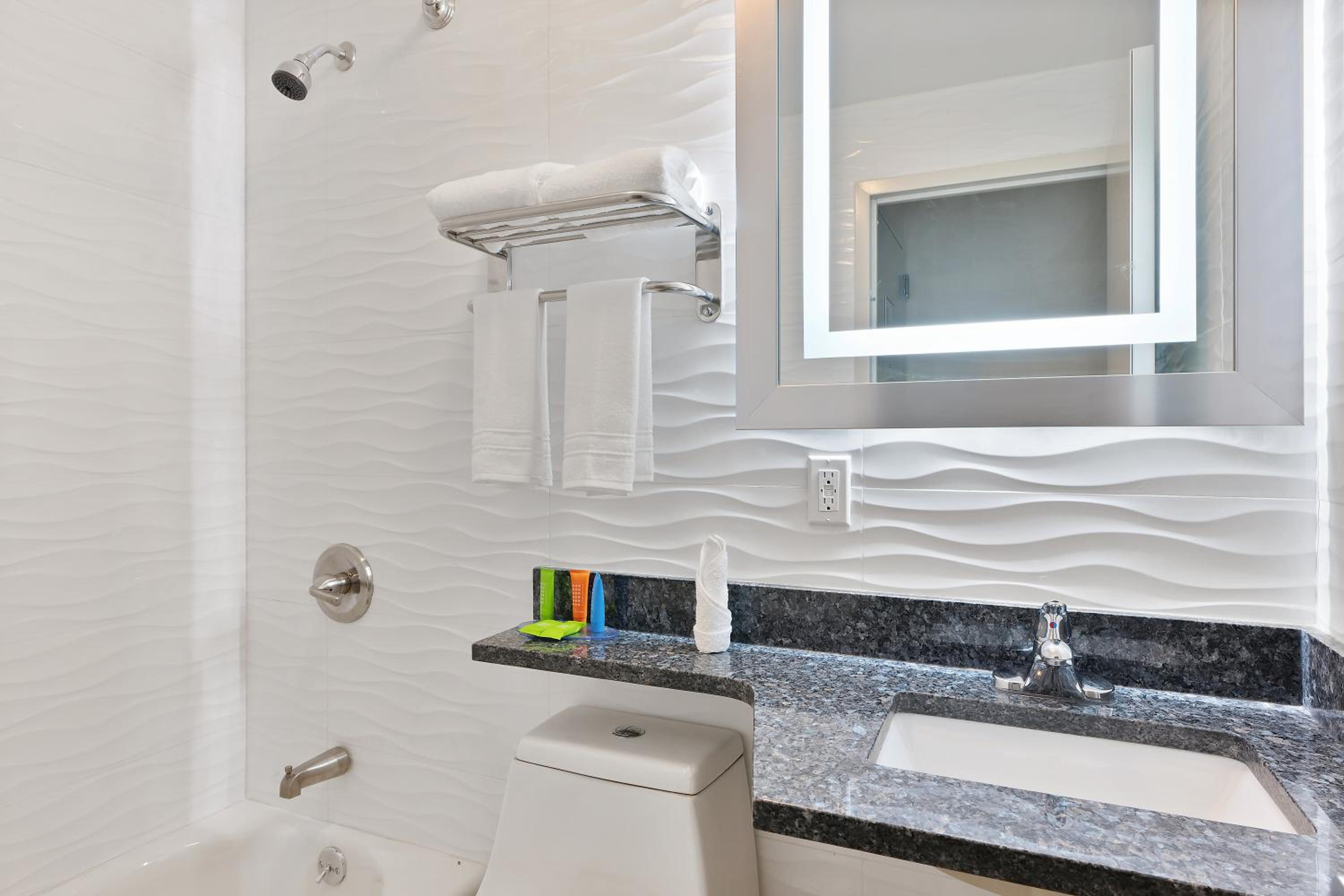 Deluxe King Room - Photo 6