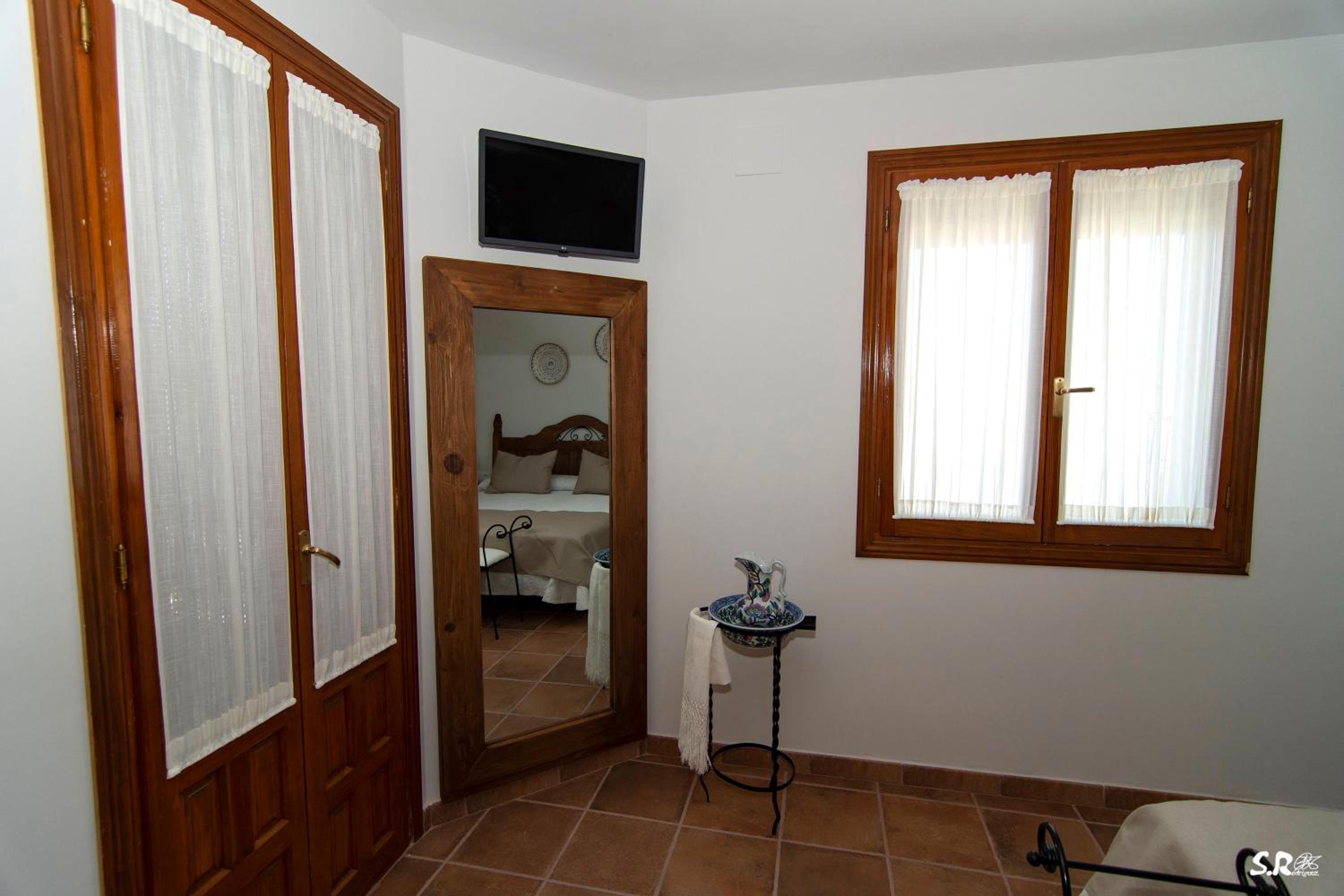 Six-Bedroom House photo 3